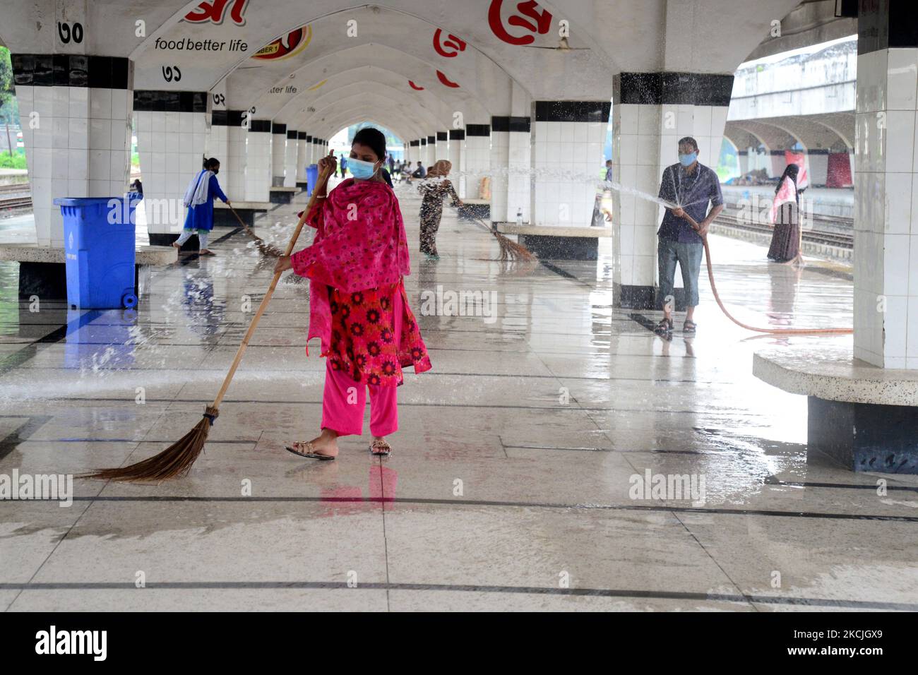 I lavoratori delle ferrovie spazzano un pavimento alla stazione ferroviaria di Kamalapur a Dhaka, Bangladesh, il 11 agosto 2021. Bangladesh Railway ha ripreso tutti i servizi di trasporto passeggeri riprendere le operazioni dopo essere stato chiuso per 35 giorni a causa del blocco in corso del governo per prevenire la diffusione del coronavirus. (Foto di Mamunur Rashid/NurPhoto) Foto Stock