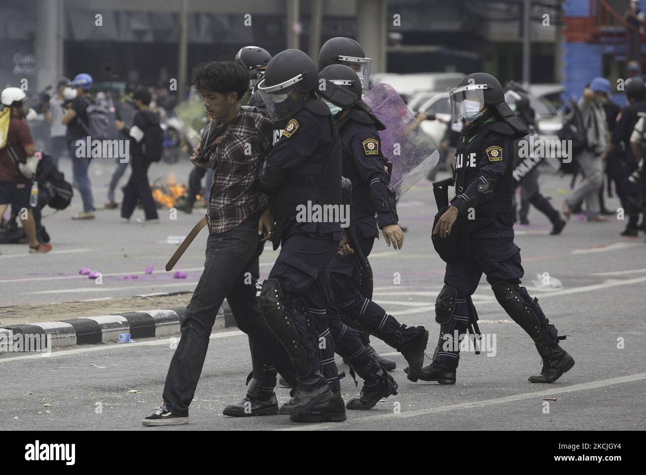 La polizia antisommossa ha arrestato i manifestanti al Monumento della Vittoria. Il 11 agosto 2021 a Bangkok, Thailandia. (Foto di Atiwat Siltamethanont/NurPhoto) Foto Stock