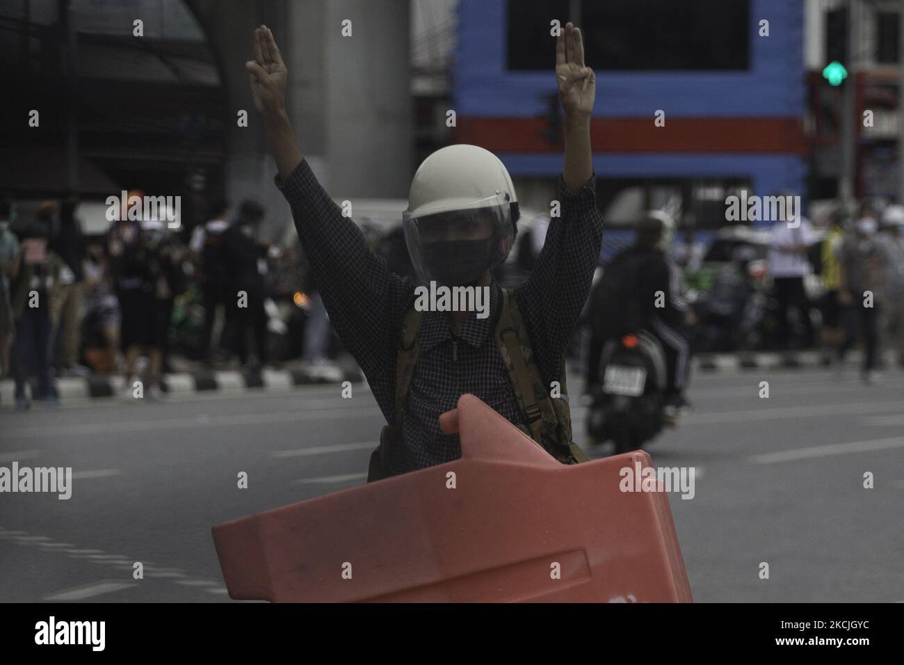 I dimostranti mostrano simboli a tre dita alla polizia antisommossa. Il 11 agosto 2021 a Bangkok, Thailandia. (Foto di Atiwat Siltamethanont/NurPhoto) Foto Stock