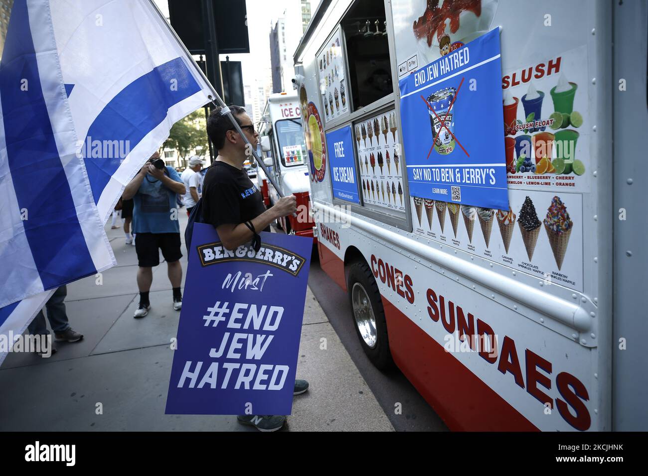 I dimostranti si radunano contro il gelato ben & Jerry's alla Biblioteca pubblica di New York il 12 agosto 2021 a New York City. Secondo la Associated Press, la gelateria con sede in Vermont ha dichiarato lo scorso “lunedì che smetterà di vendere nella Cisgiordania occupata da Israele e contestato Gerusalemme est, dicendo che le vendite nei territori ricercati dai palestinesi sono incoerenti con i nostri valori”. I commenti di alto profilo sono stati rapidamente affrontati dal primo ministro israeliano, Naftali Bennett, citando che “la decisione è stata immorale e che si trarrà un errore di business” furgoni per gelato Foto Stock