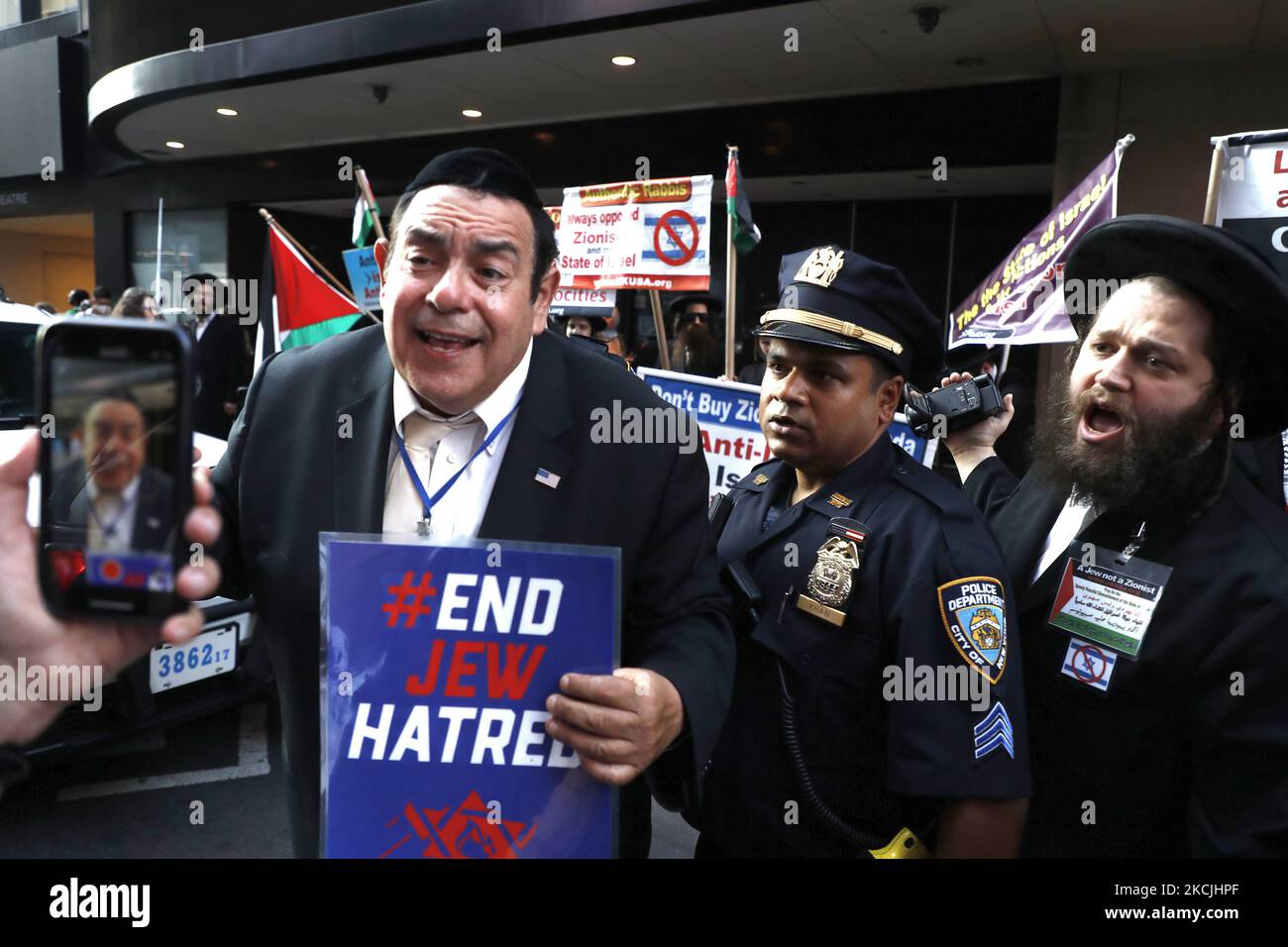 Heshy Tischler si raduna con i dimostranti contro il gelato di ben & Jerry alla biblioteca pubblica di New York il 12 agosto 2021 a New York City. Secondo la Associated Press, la gelateria con sede in Vermont ha dichiarato lo scorso “lunedì che smetterà di vendere nella Cisgiordania occupata da Israele e contestato Gerusalemme est, dicendo che le vendite nei territori ricercati dai palestinesi sono incoerenti con i nostri valori”. I commenti di alto profilo sono stati rapidamente affrontati dal primo ministro israeliano, Naftali Bennett, citando che “la decisione è stata immorale e che si trarrà un business m Foto Stock