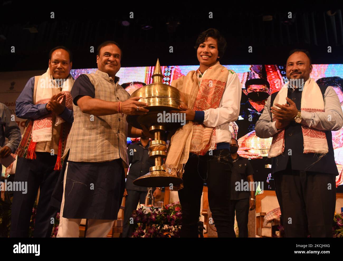 Himanta Biswa Sarma Felicita medaglia di bronzo alle Olimpiadi di Tokyo, boxer Lovlina Borgohain con un tradizionale Xarai durante una funzione all'auditorium Srimanta Sankardev Kalakshetra il 12 agosto 2021 a Guwahati, India. Lovlina Borgohain di Assam è una medaglia olimpica di bronzo nel Boxing di Tokyo 2020. (Foto di David Talukdar/NurPhoto) Foto Stock