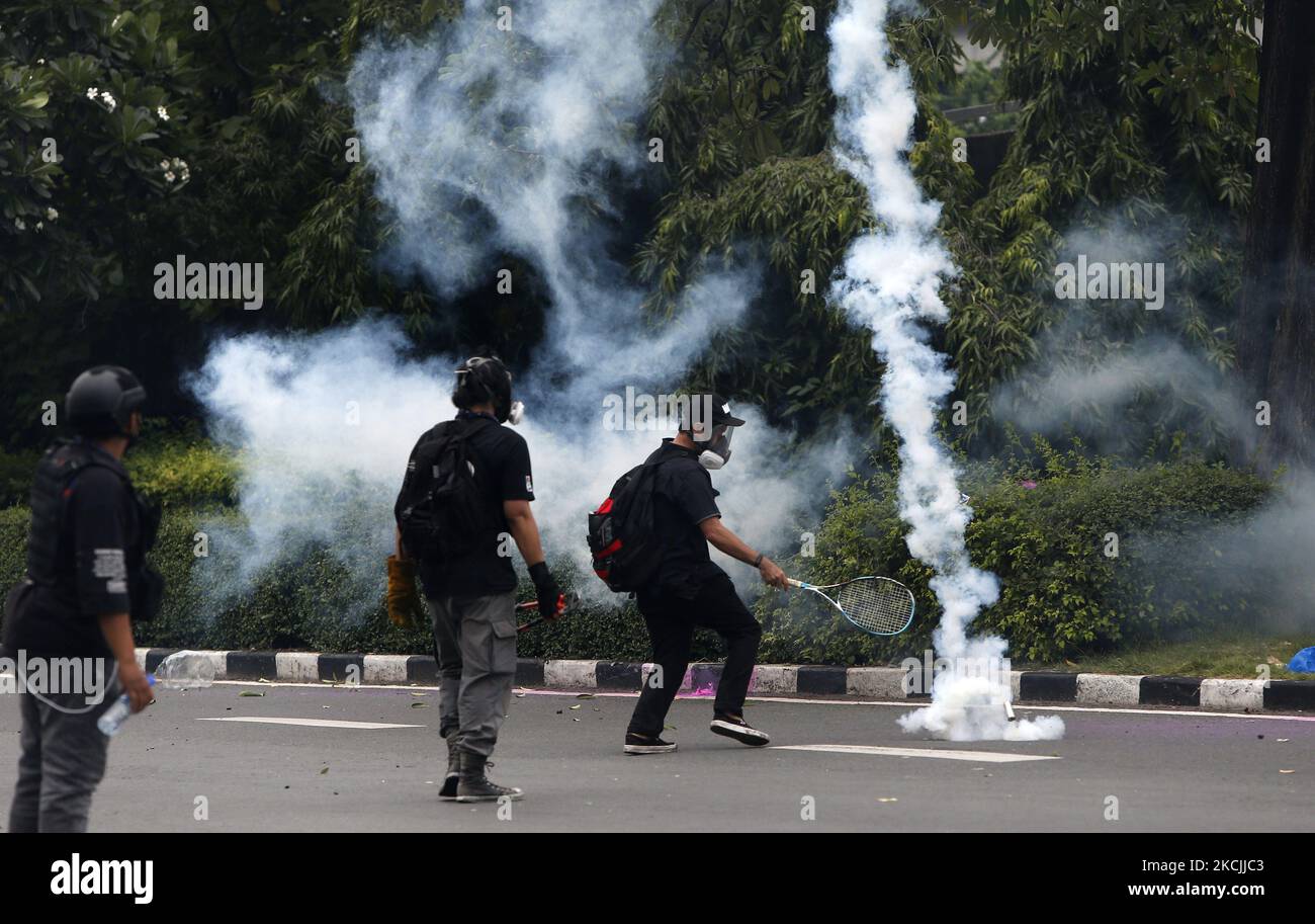 Un protester colpisce una granata di gas lacrimogeno da un racchetta da tennis per tornare ai poliziotti tumulto durante la manifestazione a Bangkok il 13 agosto 2021. La polizia di Bangkok ha sparato proiettili di gomma e gas lacrimogeni contro i manifestanti pro-democrazia che chiedevano al primo ministro, Prayut Chan-o-cha di scendere e il governo di essere ritenuto responsabile per la sua cattiva gestione della pandemia del Covid-19. (Foto di Chaiwat Subprasom/NurPhoto) (Foto di Chaiwat Subprasom/NurPhoto) Foto Stock