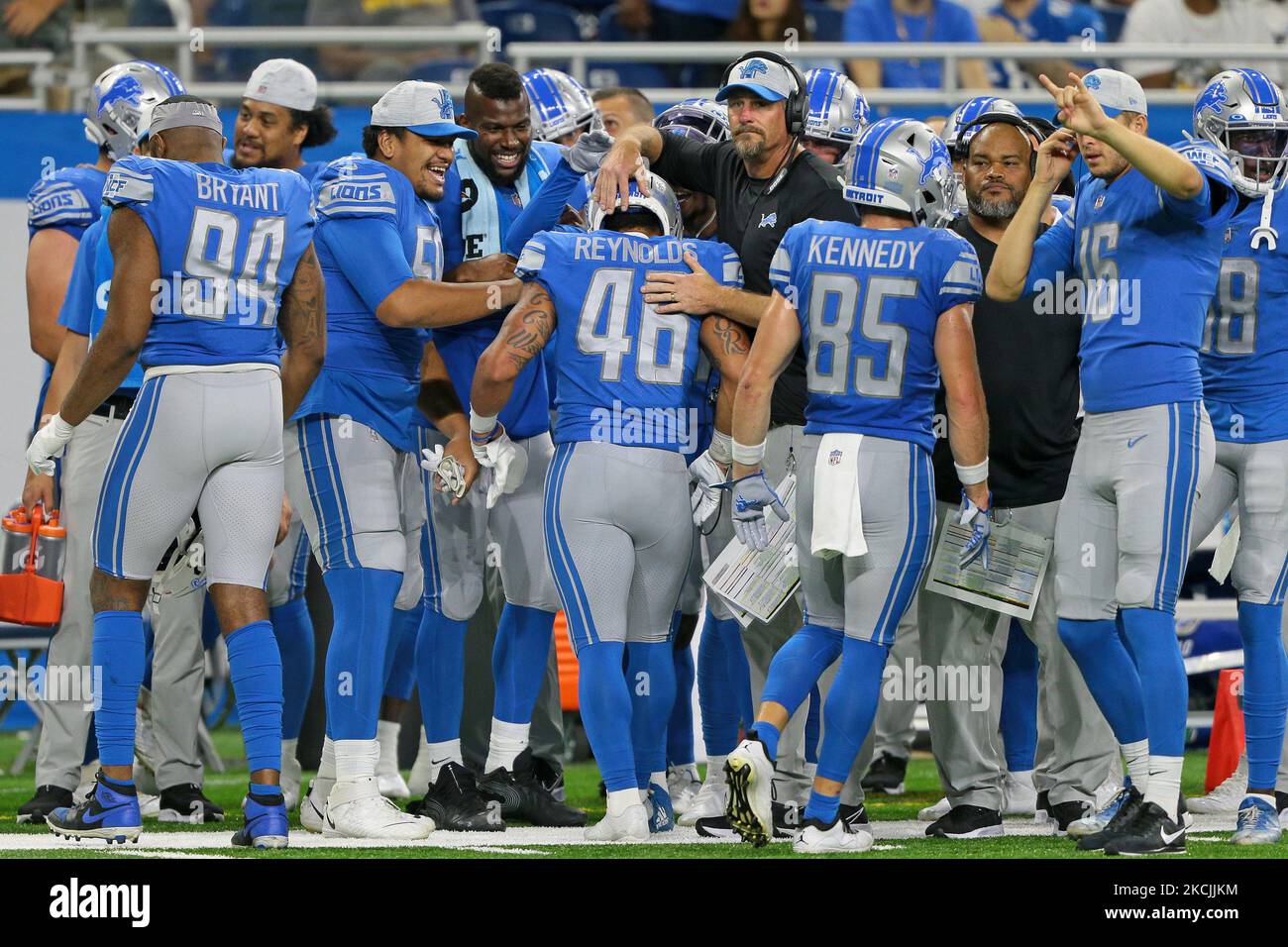 Craig Reynolds (46) è stato elogiato dai team e dal capo allenatore di Detroit Lions dopo aver segnato un touchdown durante la seconda metà della partita di calcio preseason NFL contro i Buffalo Bills a Detroit, Michigan USA, venerdì 13 agosto 2021. (Foto di Jorge Lemus/NurPhoto) Foto Stock