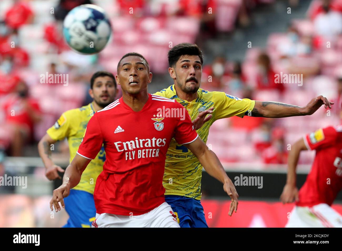 Carlos Vinicius di SL Benfica (L) vies con Joao basso di FC Arouca durante la partita di calcio della Lega Portoghese tra SL Benfica e FC Arouca allo stadio Luz di Lisbona, Portogallo il 14 agosto 2021. (Foto di Pedro FiÃºza/NurPhoto) Foto Stock