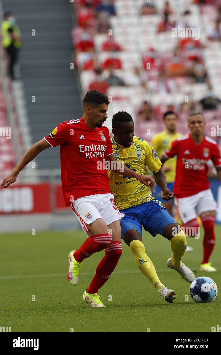 Gil Dias (L) e Andre Bukia (R) dividono la palla durante la partita per Liga BWIN tra SL Benfica e Arouca FC, a Estádio da Luz, Lisboa, Portogallo, 14 agosto, 2021 (Foto di João Rico/NurPhoto) Foto Stock