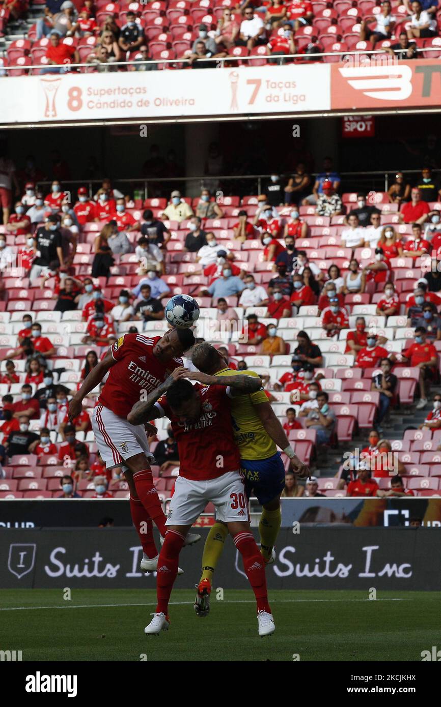 Gilberto e Nicolas Otamendi in azione durante la partita per Liga BWIN tra SL Benfica e Arouca FC, a Estádio da Luz, Lisboa, Portogallo, 14 agosto, 2021 (Foto di João Rico/NurPhoto) Foto Stock