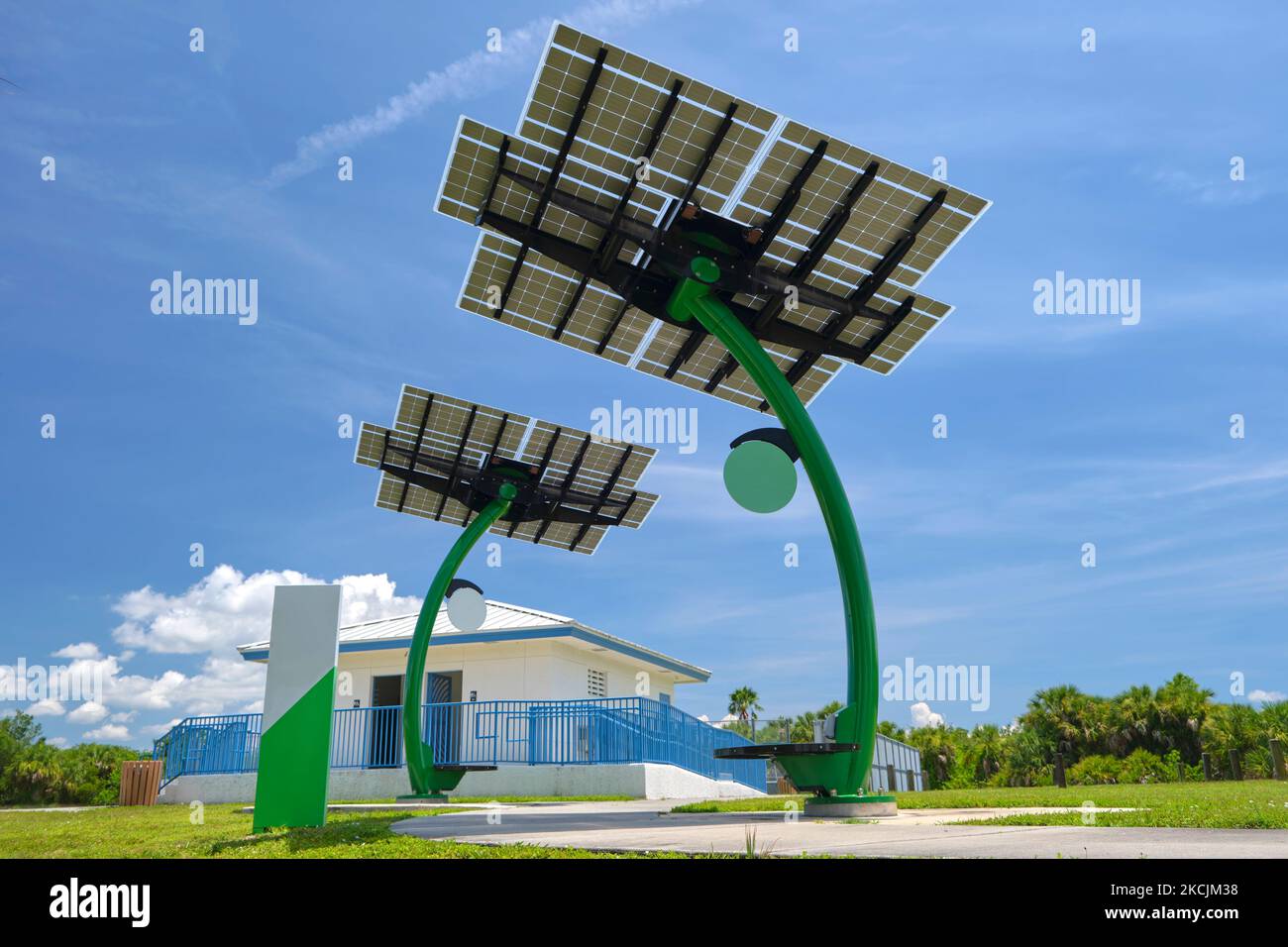 Pannelli solari fotovoltaici montati su palo urbano per la fornitura di energia elettrica di lampioni e telecamere di sorveglianza. Foto Stock