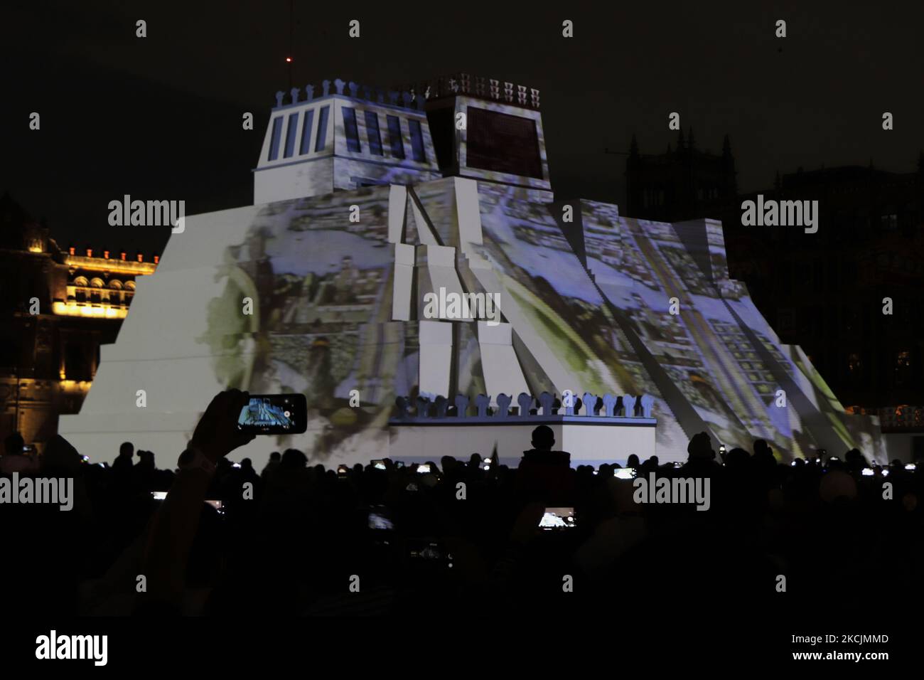 Videomapping show proiettato su un Huey Teocalli, un modello installato nel Centro storico di Città del Messico, che rappresenta il centro religioso e politico del Messico di ciò che era la città Tenochtitlan, che fa parte della commemorazione di 500 anni di resistenza indigena e l'invasione spagnola in Messico. (Foto di Gerardo Vieyra/NurPhoto) Foto Stock