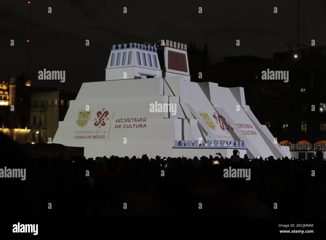 Videomapping show proiettato su un Huey Teocalli, un modello installato nel Centro storico di Città del Messico, che rappresenta il centro religioso e politico del Messico di ciò che era la città Tenochtitlan, che fa parte della commemorazione di 500 anni di resistenza indigena e l'invasione spagnola in Messico. (Foto di Gerardo Vieyra/NurPhoto) Foto Stock