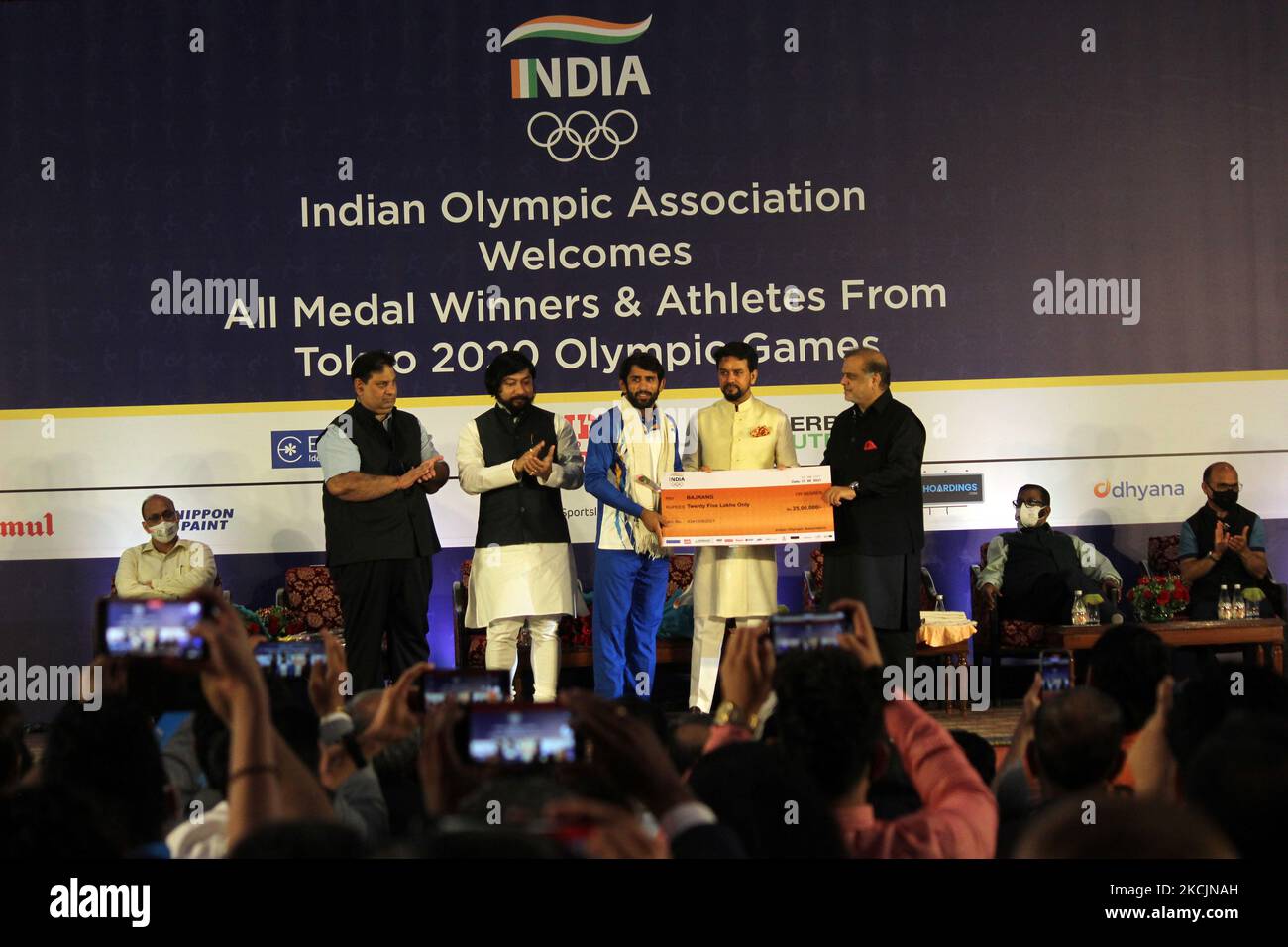 Il Ministro dello Sport Anurag Thakur felicita la medaglia olimpica Bajrang Punia che ha vinto il bronzo in lotta alle Olimpiadi di Tokyo del 2020, durante una cerimonia di felicitazione organizzata dall'Associazione Olimpica indiana (IOA), a Nuova Delhi, India il 15 agosto 2021. (Foto di Mayank Makhija/NurPhoto) Foto Stock