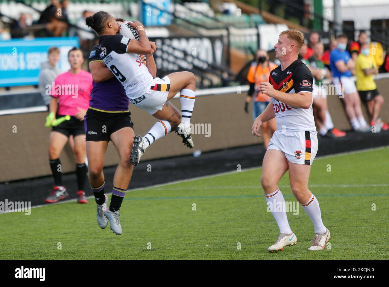 David Foggin-Johnston di Bradford Bulls prende una palla alta sotto pressione durante la partita del campionato TRA Newcastle Thunder e Bradford Bulls a Kingston Park, Newcastle, sabato 14th agosto 2021. (Foto di Chris Lishman/MI News/NurPhoto) Foto Stock