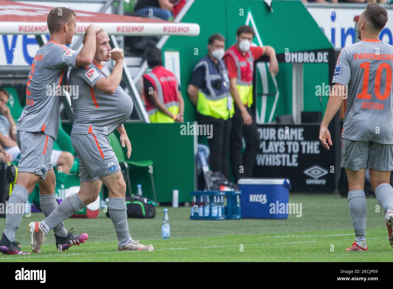 Sven Michel di SC Paderborn festeggia dopo aver segnato il terzo gol della sua squadra durante la seconda partita della Bundesliga tra SV Werder Bremen e SC Paderborn a Wohninvest WESERSTADIONr il 15 agosto 2021 a Brema, in Germania. (Foto di Peter Niedung/NurPhoto) Foto Stock