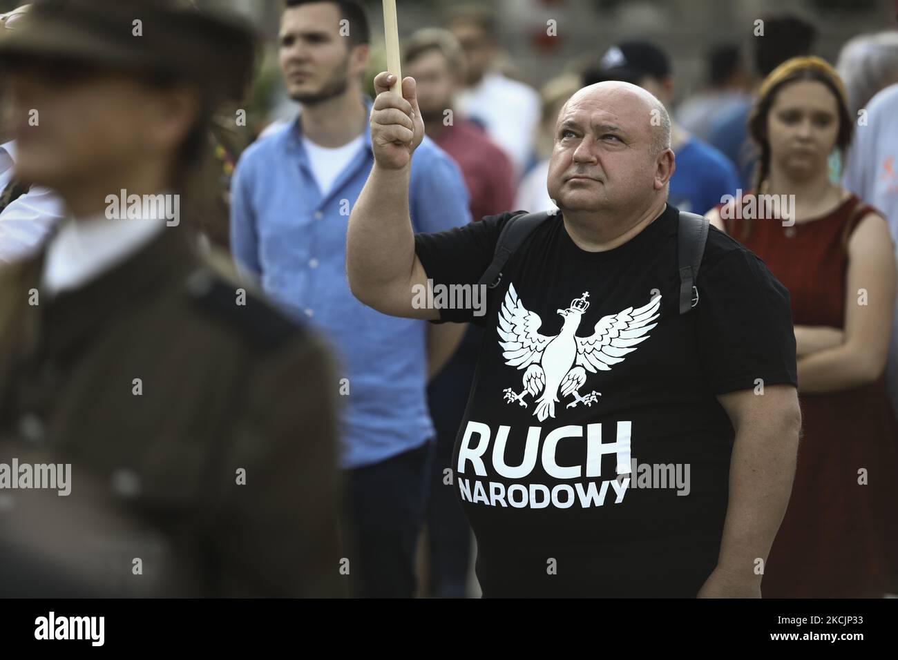 Un uomo con il logo del movimento nazionale ultranazionalista è visto partecipare ad una marcia nazionalista il 15 agosto 2021 a Varsavia, Polonia. Nel 101st° anniversario del Miracolo sulla Vistola, festa nazionale in Polonia per celebrare la vittoria sul movimento bolscevico verso l'Europa occidentale, in coincidenza con l'Assunzione della Vergine Maria, si è svolta una marcia organizzata dal movimento ultranazionalista di estrema destra All Polish Youth con circa 100 persone. (Foto di Str/NurPhoto) Foto Stock