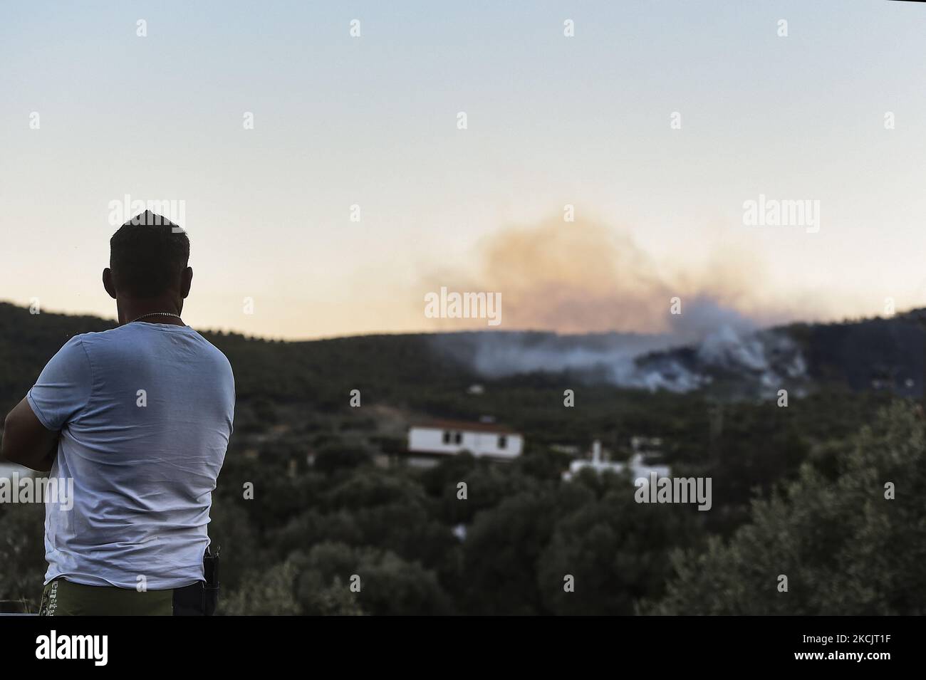 Il cittadino locale guarda il fuoco durante un incendio brucia una foresta a circa 55 chilometri (34 miglia) a sud di Atene, Grecia, Lunedi, 16 agosto 2021 (Foto di Dimitris Lampropoulos/NurPhoto) Foto Stock