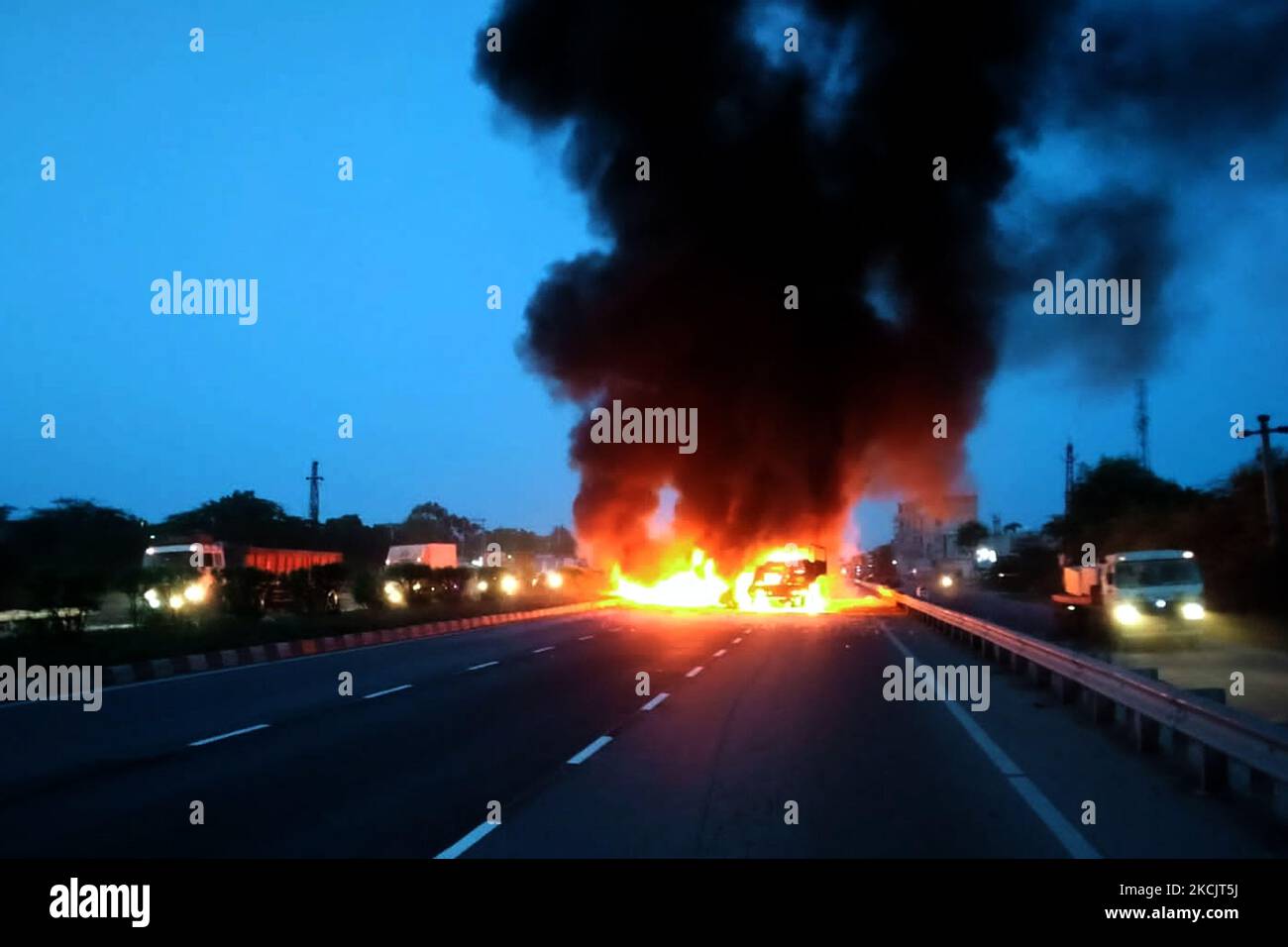 Un incendio scoppiò dopo una collisione tra due camion su una National Highway vicino Ajmer, Rajasthan, India il 17 agosto 2021. Quattro persone hanno bruciato in vita a causa di una collisione. (Foto di Himanshu Sharma/NurPhoto) Foto Stock