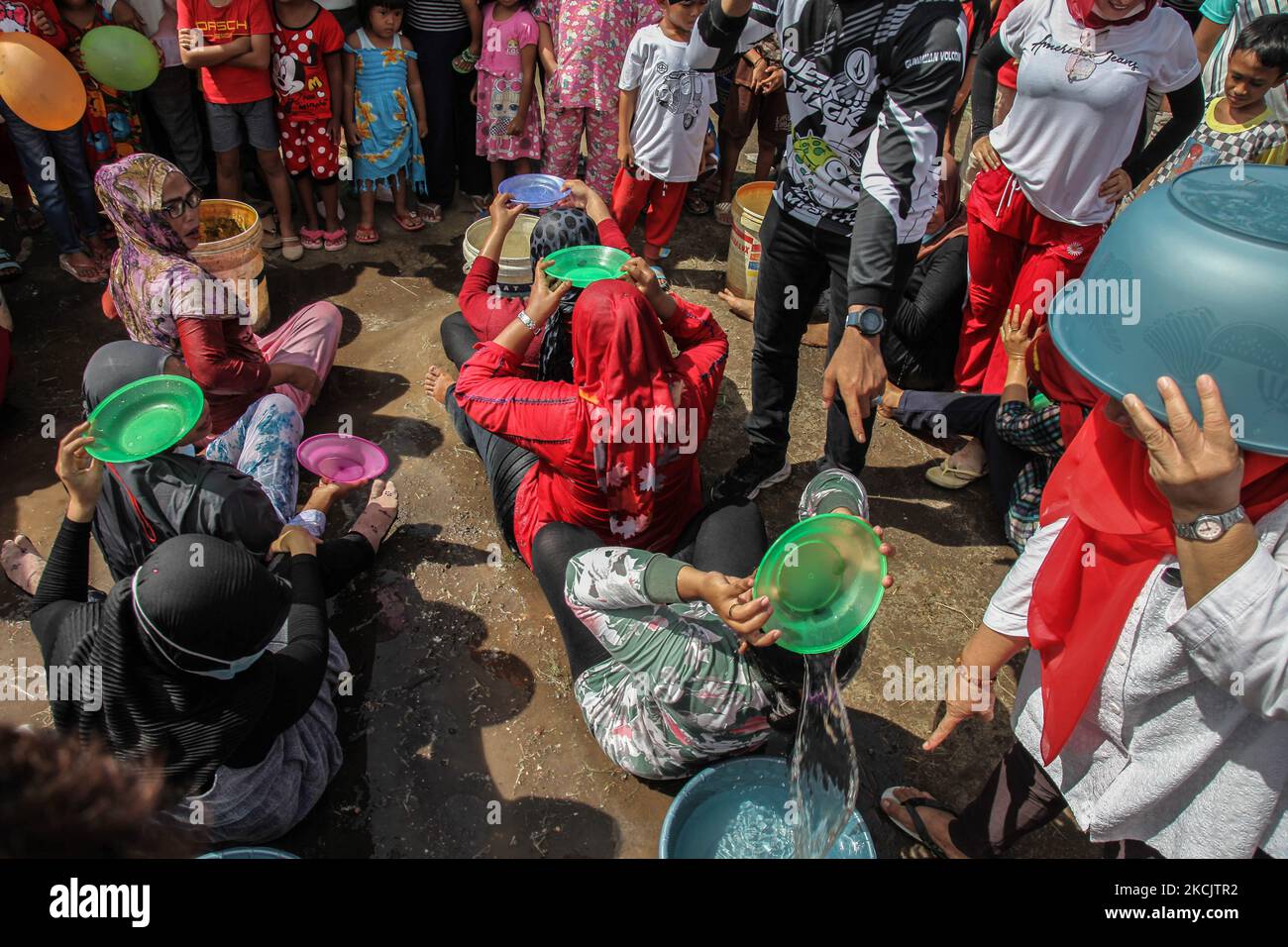 Gli indonesiani partecipano alla gara di gioco mentre si spostano un'acqua durante festeggiano 76th Indonesia Independence Day il 17 agosto 2021in Medan, Indonesia. L'Indonesia è diventata una nazione indipendente il 17 agosto 1945 essendo stata precedentemente sotto il dominio olandese (Foto di Ivan Damanik/NurPhoto) Foto Stock