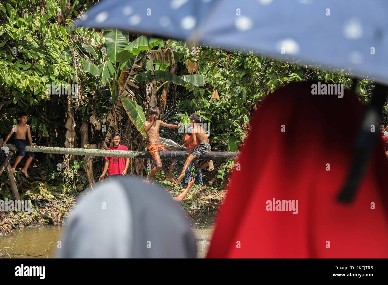 Gli indonesiani partecipano alla gara di gioco, mentre colpiscono l'avversario con un cuscino durante il festeggia 76th Indonesia Independence Day il 17 agosto 2021in Medan, Indonesia. L'Indonesia è diventata una nazione indipendente il 17 agosto 1945, essendo stata precedentemente sotto il dominio olandese. (Foto di Ivan Damanik/NurPhoto) Foto Stock