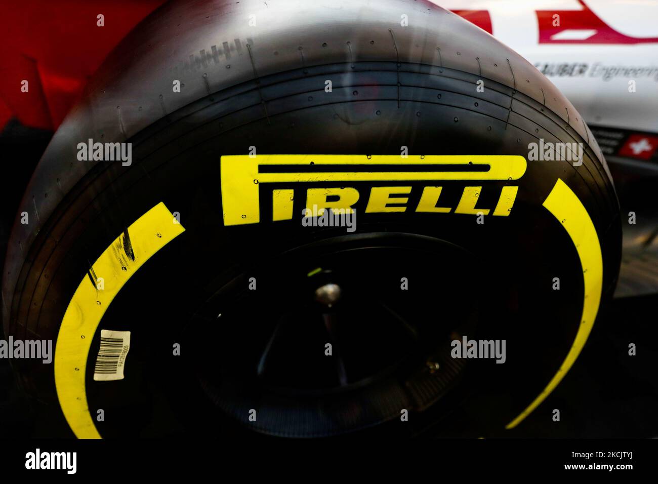 Pirelli si vede lo pneumatico sulla vettura di Formula 1 Sauber C-37 nella livrea dell'Alfa Romeo Racing-Ferrari, in vetrina presso una stazione di servizio a Cracovia, in Polonia, il 13 settembre 2020. (Foto di Jakub Porzycki/NurPhoto) Foto Stock