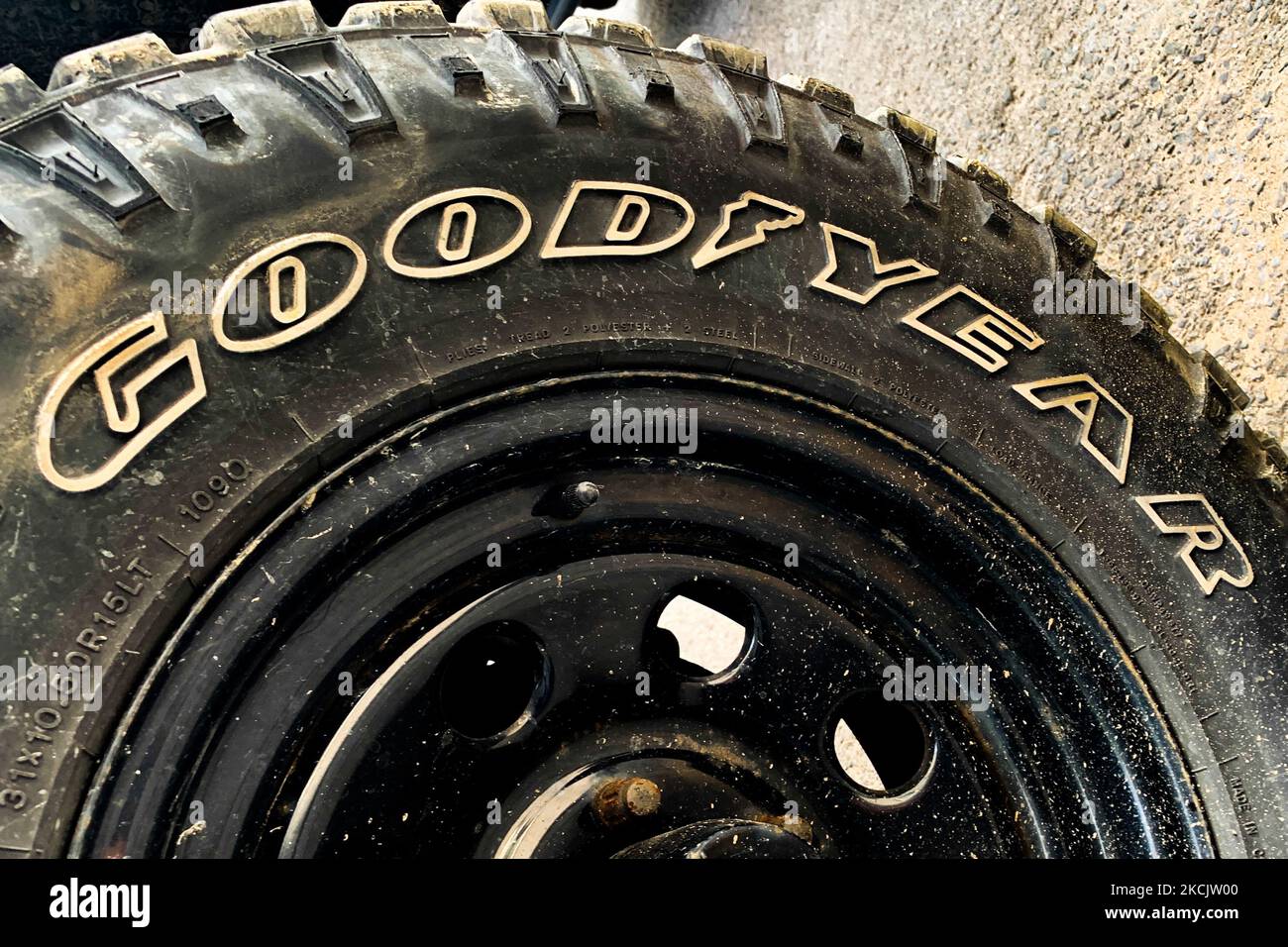Il pneumatico Goodyear è stato visto sulla vettura a Cracovia, in Polonia, il 16 2021 agosto. (Foto di Jakub Porzycki/NurPhoto) Foto Stock