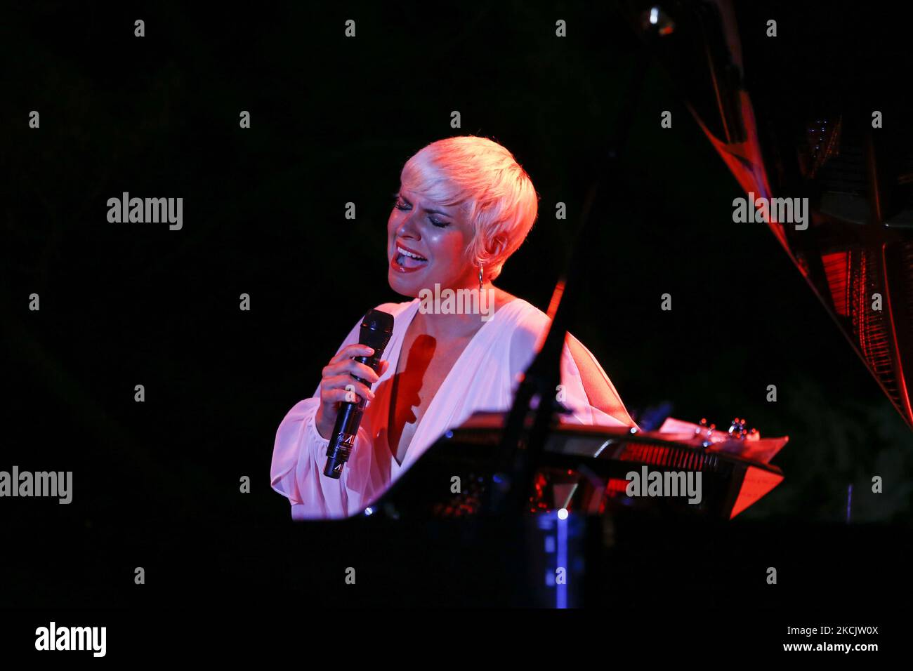 La cantante Pasion Vega durante la sua esibizione al Tributo alla memoria del poeta Federico Garcia Lorca e di tutte le vittime della guerra civile spagnola che si celebra ogni 17 agosto presso il parco di Federico Garcia Lorca ad Alfacar, Granada. ALFACAR (GRANADA) il 17 agosto 2021. (Foto di Álex Cámara/NurPhoto) Foto Stock