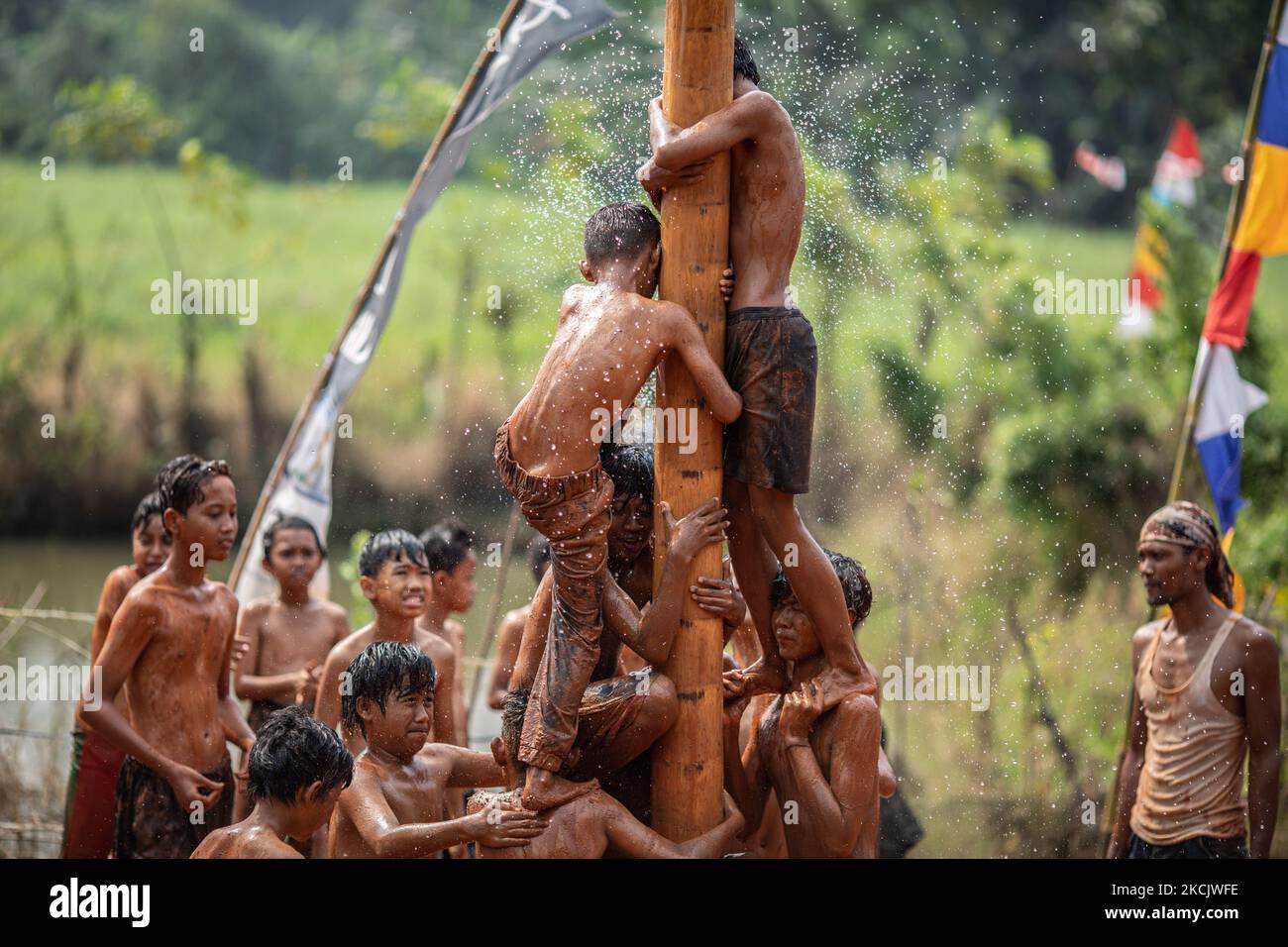 Panjat pinang in celebrazione della giornata dell'indipendenza a Banten, Indonesia il 17 agosto 2021. Sebbene l'Indonesia occupi ancora la posizione di primo piano di nuovi decessi a causa del COVID-19 nel mondo, attraverso la continua estensione delle restrizioni alle attività comunitarie, il numero di decessi è diminuito. (Foto di Donal Husni/NurPhoto) Foto Stock