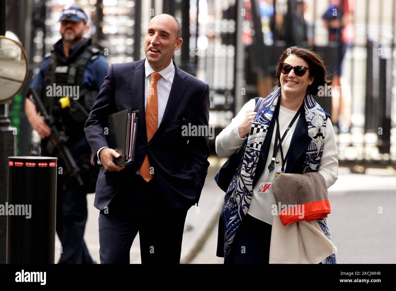 DaN Rosenfield (L), Capo di Stato maggiore del primo ministro britannico Boris Johnson, salì su Downing Street a Londra, Inghilterra, il 18 agosto 2021. (Foto di David Cliff/NurPhoto) Foto Stock
