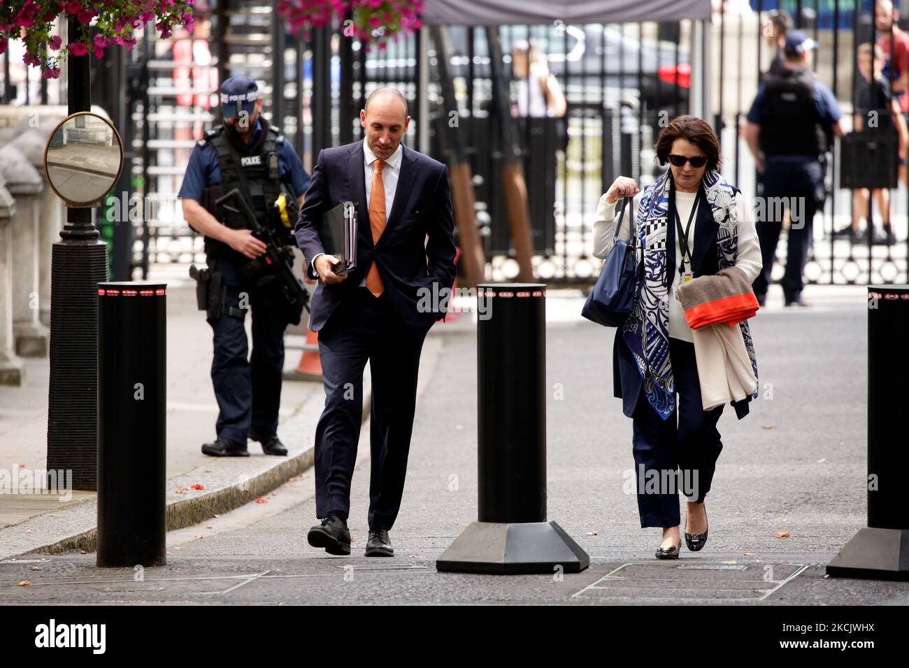 DaN Rosenfield (L), Capo di Stato maggiore del primo ministro britannico Boris Johnson, salì su Downing Street a Londra, Inghilterra, il 18 agosto 2021. (Foto di David Cliff/NurPhoto) Foto Stock