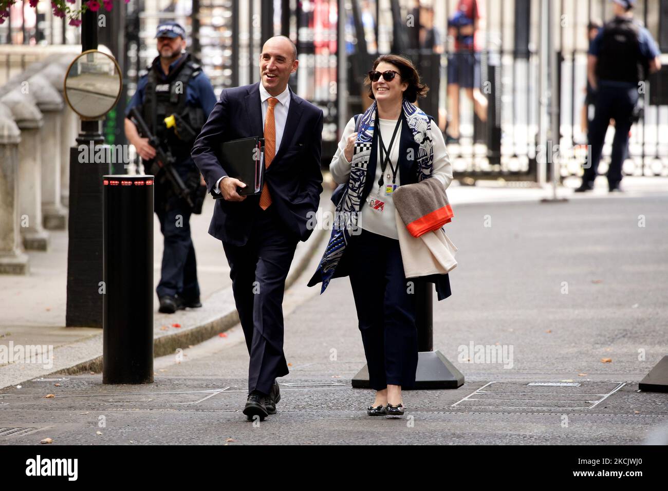 DaN Rosenfield (L), Capo di Stato maggiore del primo ministro britannico Boris Johnson, salì su Downing Street a Londra, Inghilterra, il 18 agosto 2021. (Foto di David Cliff/NurPhoto) Foto Stock