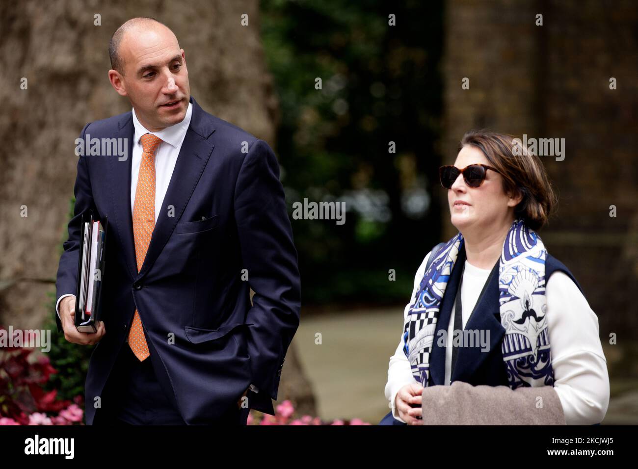 DaN Rosenfield (L), Capo di Stato maggiore del primo ministro britannico Boris Johnson, salì su Downing Street a Londra, Inghilterra, il 18 agosto 2021. (Foto di David Cliff/NurPhoto) Foto Stock