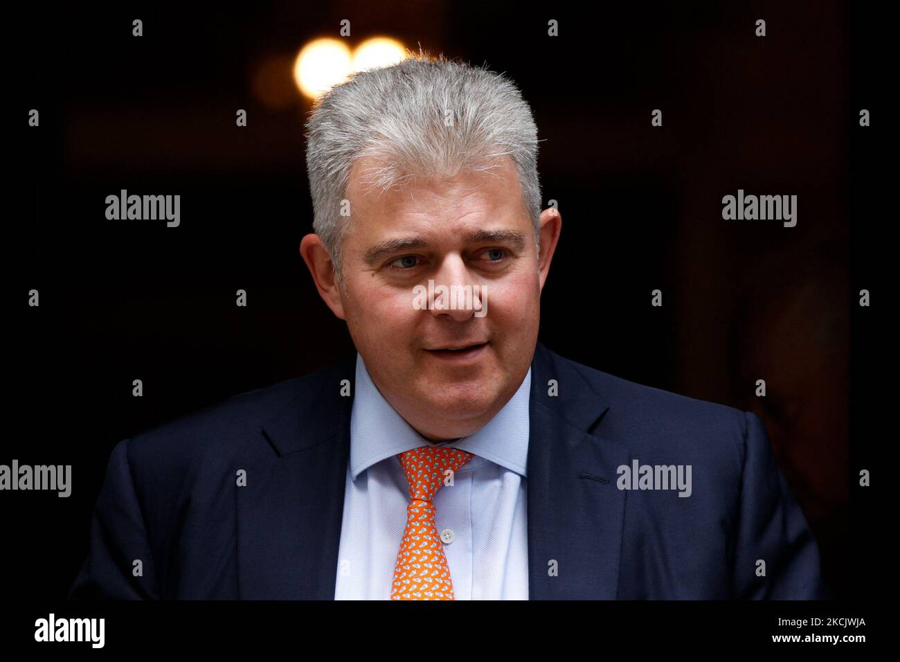 Il Segretario di Stato britannico per l'Irlanda del Nord Brandon Lewis, deputato del Partito conservatore per Great Yarmouth, lascia il 10 Downing Street a Londra, Inghilterra, il 18 agosto 2021. (Foto di David Cliff/NurPhoto) Foto Stock