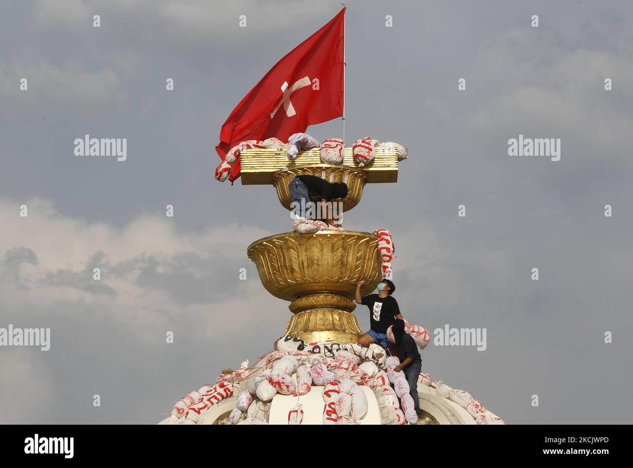 I manifestanti appendono simulati di corpi COVID-19 sul monumento della democrazia durante la manifestazione a Bangkok il 18 agosto 2021. I manifestanti che chiedono al primo ministro thailandese, Prayut Chan-o-cha, si abbassano e il governo è ritenuto responsabile per la sua cattiva gestione della pandemia del Covid-19. (Foto di Chaiwat Subprasom/NurPhoto) (Foto di Chaiwat Subprasom/NurPhoto) Foto Stock