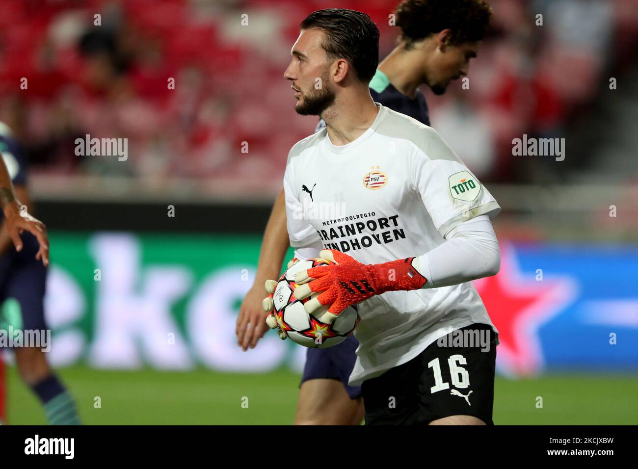 Joel Drommel, il portiere del PSV Eindhoven, in azione durante la partita di calcio di prima tappa della UEFA Champions League tra SL Benfica e PSV Eindhoven allo stadio Luz di Lisbona, Portogallo, il 18 agosto 2021. (Foto di Pedro FiÃºza/NurPhoto) Foto Stock