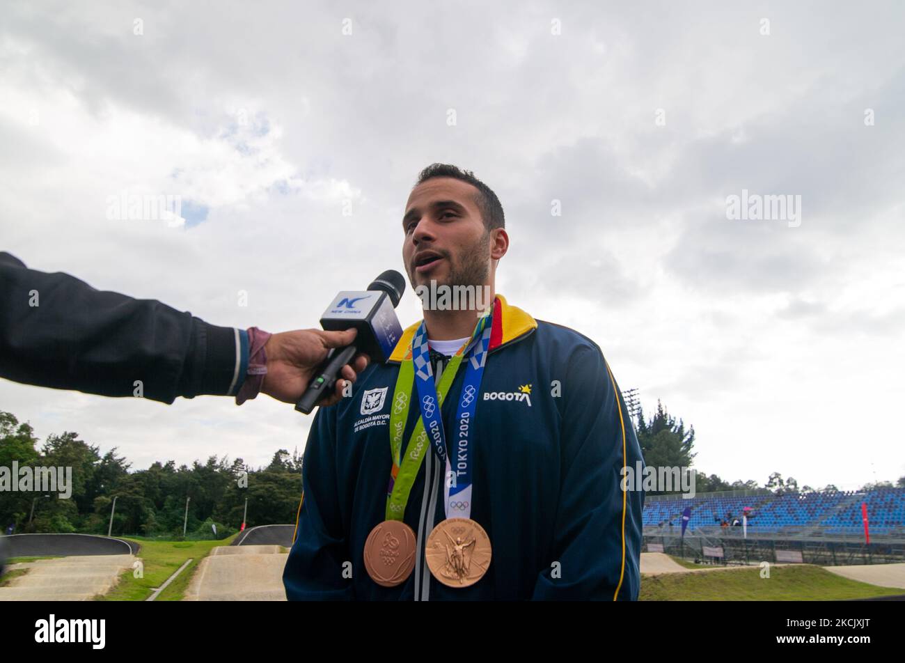 Carlos Ramirez parla in diretta alla stampa durante l'inaugurazione della pista BMX di Carlos Ramirez, che prende il nome dal vincitore della medaglia olimpica di bronzo Carlos Ramirez durante le Olimpiadi di Tokyo 2020+1, a Bogotà, in Colombia, il 18 agosto 2021. (Foto di Sebastian Barros/NurPhoto) Foto Stock