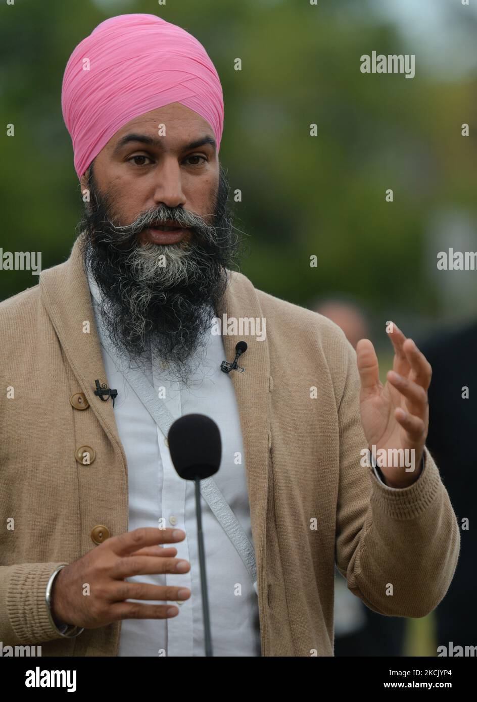 Jagmeet Singh, leader del New Democratic Party, parla con i media mentre fa un annuncio sanitario a Edmonton, durante la campagna di oggi in Alberta. Giovedì, 19 agosto 2021, a Edmonton, Alberta, Canada. (Foto di Artur Widak/NurPhoto) Foto Stock