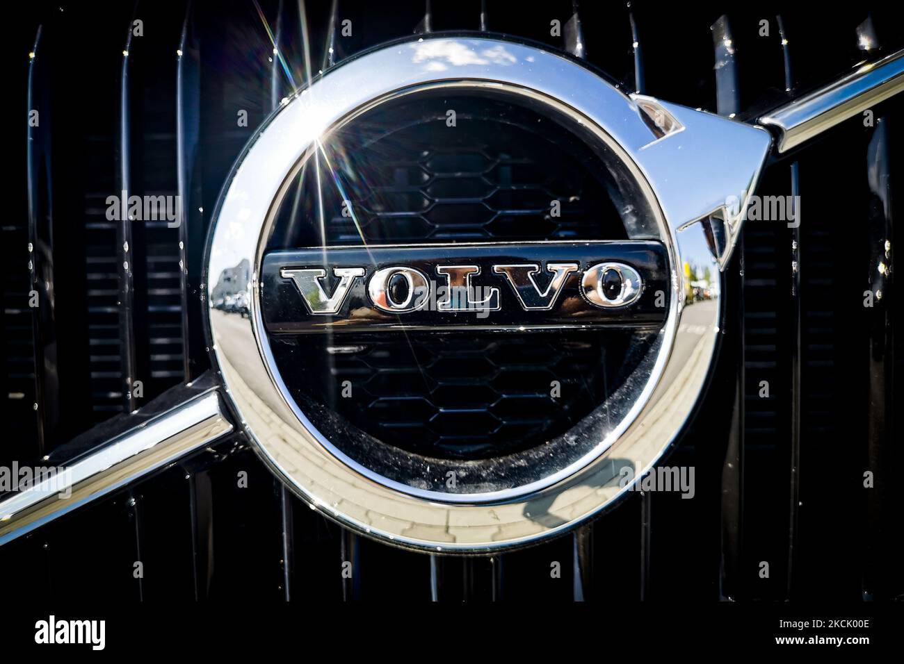 Il logo dell'auto Volvo è raffigurato a Cracovia, in Polonia, il 18 agosto 2021. (Foto di Beata Zawrzel/NurPhoto) Foto Stock