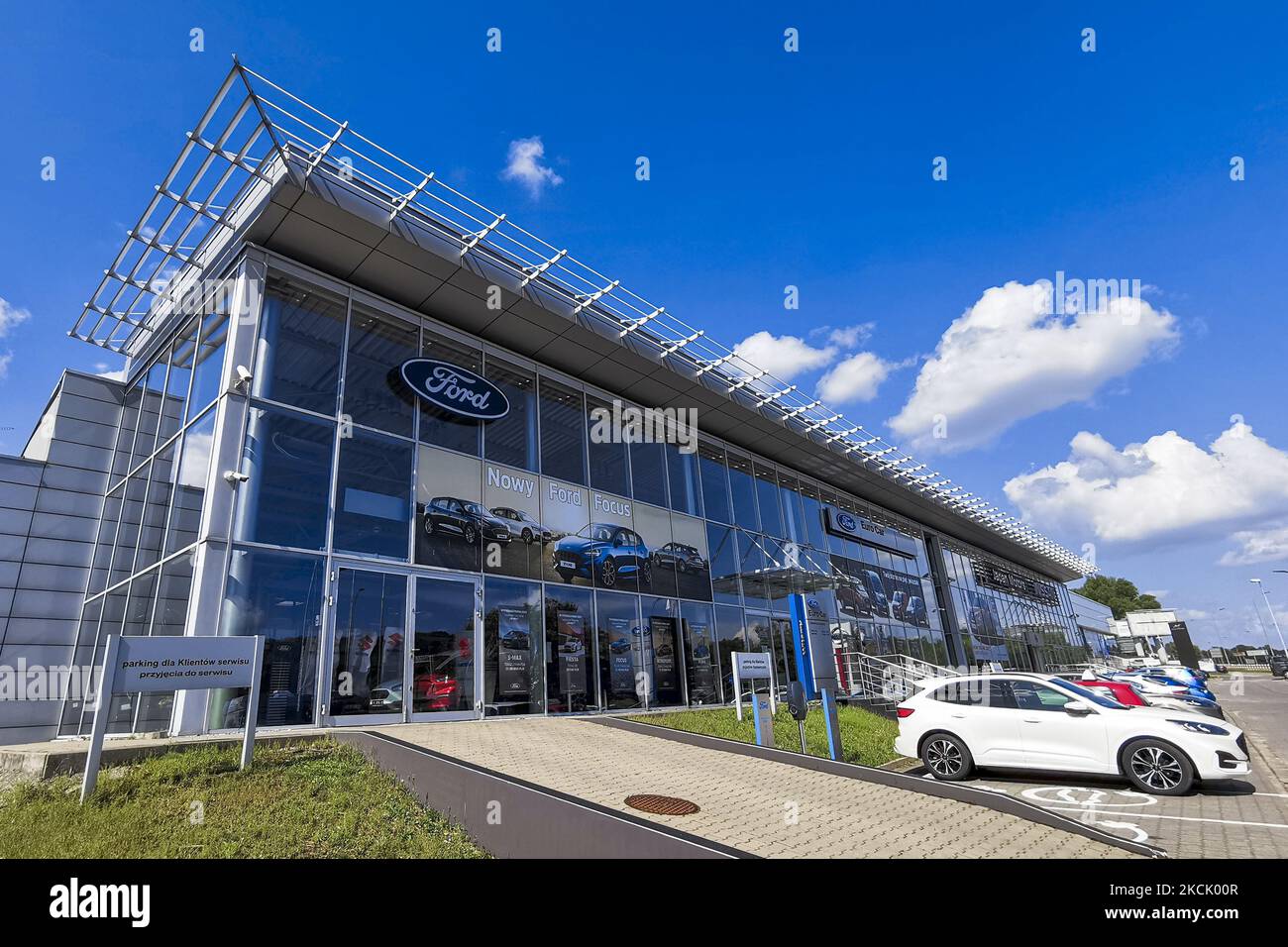 Lo showroom Ford è raffigurato a Cracovia, in Polonia, il 18 agosto 2021. (Foto di Beata Zawrzel/NurPhoto) Foto Stock