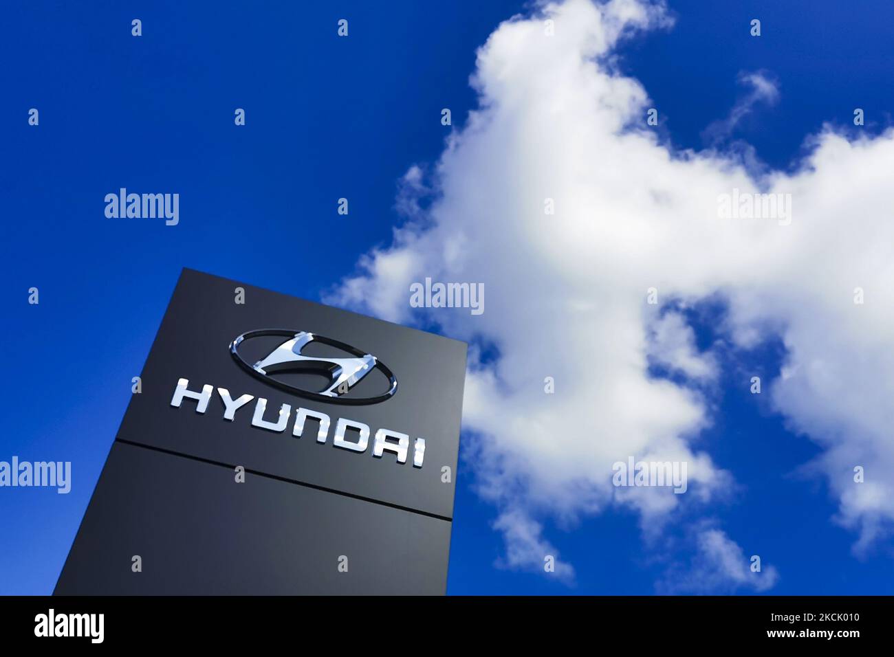 Il logo dell'auto Hyundai è raffigurato a Cracovia, Polonia, il 18 agosto 2021. (Foto di Beata Zawrzel/NurPhoto) Foto Stock