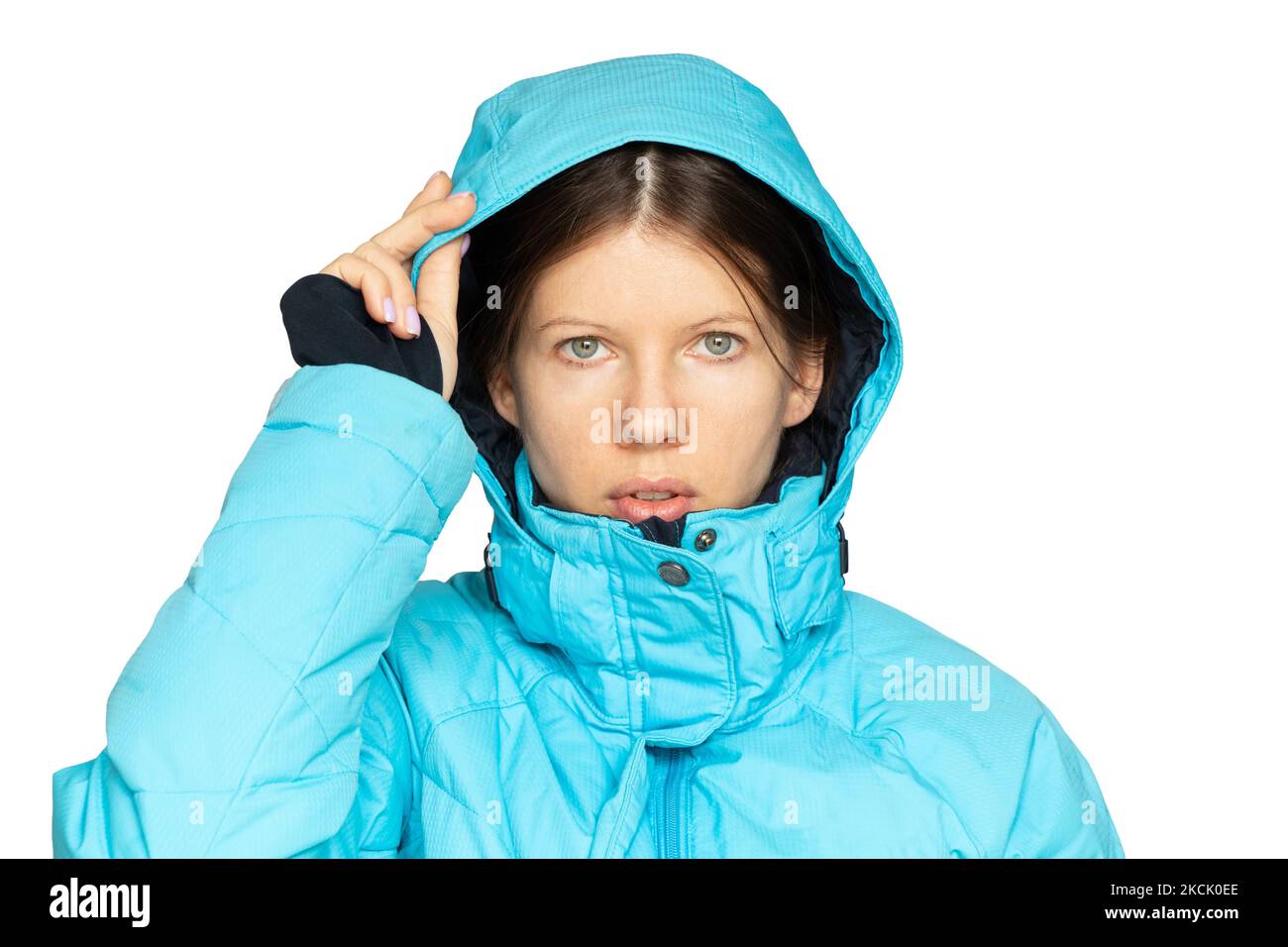 Ragazza in una giacca invernale blu con cappuccio sulla testa su sfondo bianco, giacca invernale Foto Stock