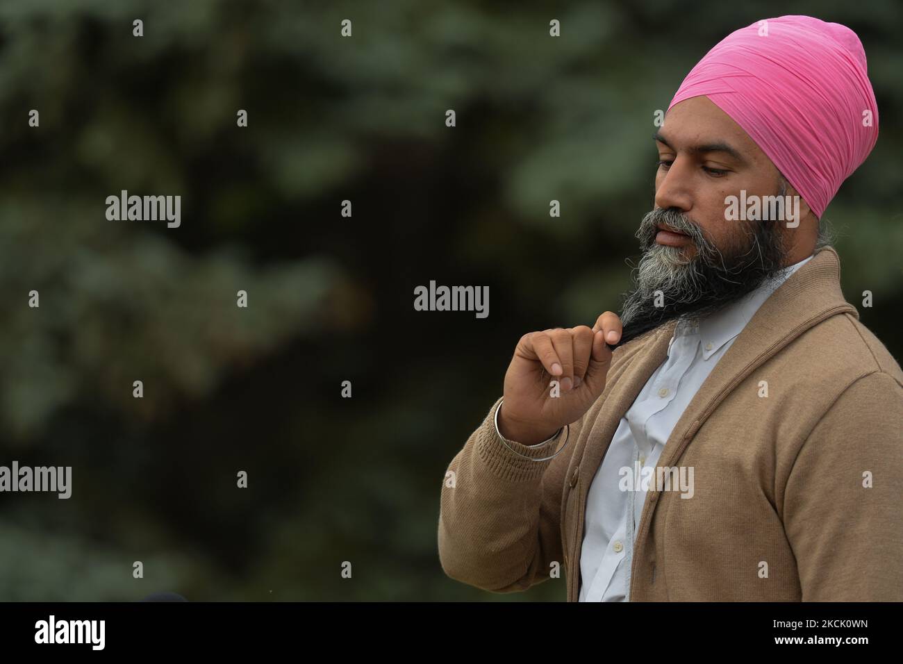 Jagmeet Singh, leader del New Democratic Party, visto a Edmonton dopo l'incontro con i media, durante l'odierna campagna in Alberta. Giovedì, 19 agosto 2021, a Edmonton, Alberta, Canada. (Foto di Artur Widak/NurPhoto) Foto Stock