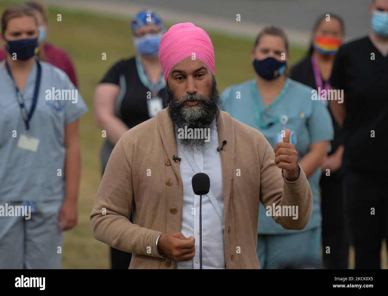 Jagmeet Singh, leader del New Democratic Party, durante una conferenza stampa, mentre fa un annuncio sanitario a Edmonton, durante la campagna di oggi in Alberta. Giovedì, 19 agosto 2021, a Edmonton, Alberta, Canada. (Foto di Artur Widak/NurPhoto) Foto Stock