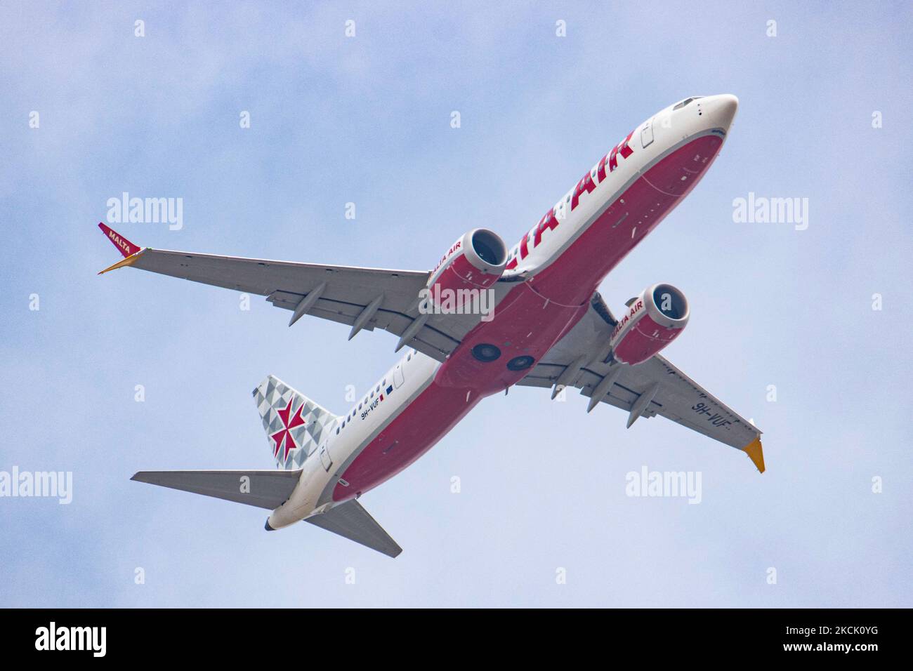 Un aereo Malta Air Boeing 737 MAX 8 visto atterrare all'aeroporto internazionale di Salonicco Makedonia SKG LGTS. Il nuovissimo Boeing 737-8-200 MAX è registrato 9H-VUF appartiene a Malta Air, una compagnia aerea a basso costo, controllata da Ryanair in una joint venture con il governo di Malta. L'aereo di tipo 737 MAX è stato messo a terra a causa di due incidenti mortali e di un problema con il sistema MCAS da marzo 2019 a novembre 2020. L'industria aeronautica è colpita dalla pandemia di Coronavirus del Covid-19 e durante la stagione turistica estiva cerca di rimbalzare a livelli normali. Salonicco, Grecia il 2 agosto Foto Stock