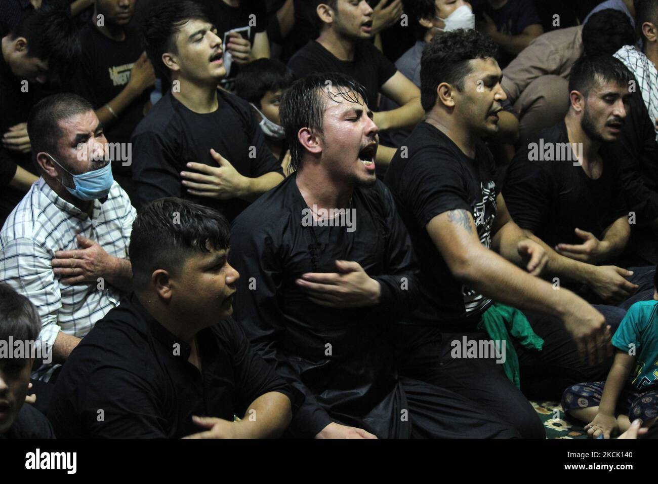 I rifugiati musulmani afghani sciiti che vivono in India hanno battuto le loro casse per lutto mentre assistono ad una processione per celebrare Ashura- l'anniversario della morte di Imam Hussein, il nipote del profeta Mohammad, a Nuova Delhi, India il 20 agosto 2021. (Foto di Mayank Makhija/NurPhoto) Foto Stock