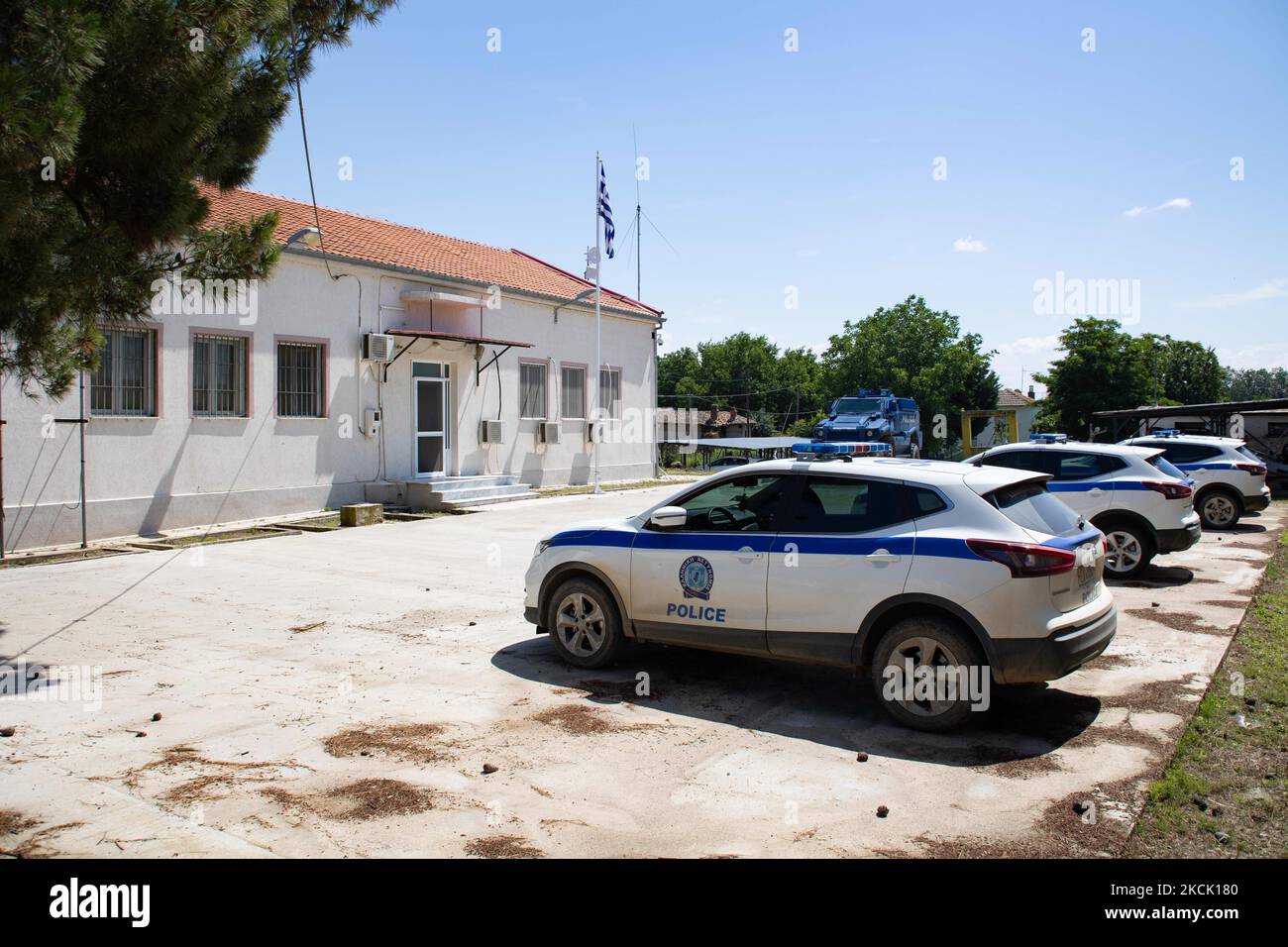 Stazione di polizia di frontiera con veicoli a Nea Vyssa. La Grecia rafforza le sue capacità di sorveglianza per combattere l’aumento dei flussi di rifugiati e migranti dalla Turchia. La protezione delle frontiere alle frontiere greche turche nella regione di Evros è rafforzata, sostenuta dall'UE, con più personale e veicoli Frontex, più funzionari di polizia di frontiera greci, droni, la costruzione di una nuova recinzione e di un nuovo muro, torri di guardia con telecamere termiche remote e radar sulla torre, nuovi veicoli da combattimento e sale di controllo. Evros Region, Greece on June 18, 2021 (Photo by Nicolas Economou/NurPhoto) Foto Stock