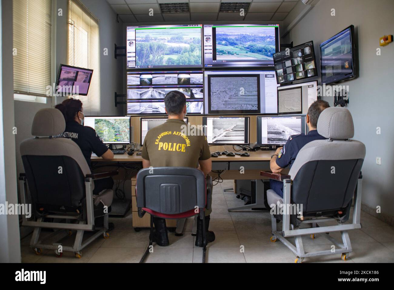 La sala di controllo dei nuovi sistemi di telecamere di Nea Vyssa. La Grecia rafforza le sue capacità di sorveglianza per combattere l’aumento dei flussi di rifugiati e migranti dalla Turchia. La protezione delle frontiere alle frontiere greche turche nella regione di Evros è rafforzata, sostenuta dall'UE, con più personale e veicoli Frontex, più funzionari di polizia di frontiera greci, droni, la costruzione di una nuova recinzione e di un nuovo muro, torri di guardia con telecamere termiche remote e radar sulla torre, nuovi veicoli da combattimento e sale di controllo. Il 20 agosto 2021 i ministri greci si sono recati a Evros per ispezionare il processo delle recinzioni in acciaio e della frontiera su Foto Stock