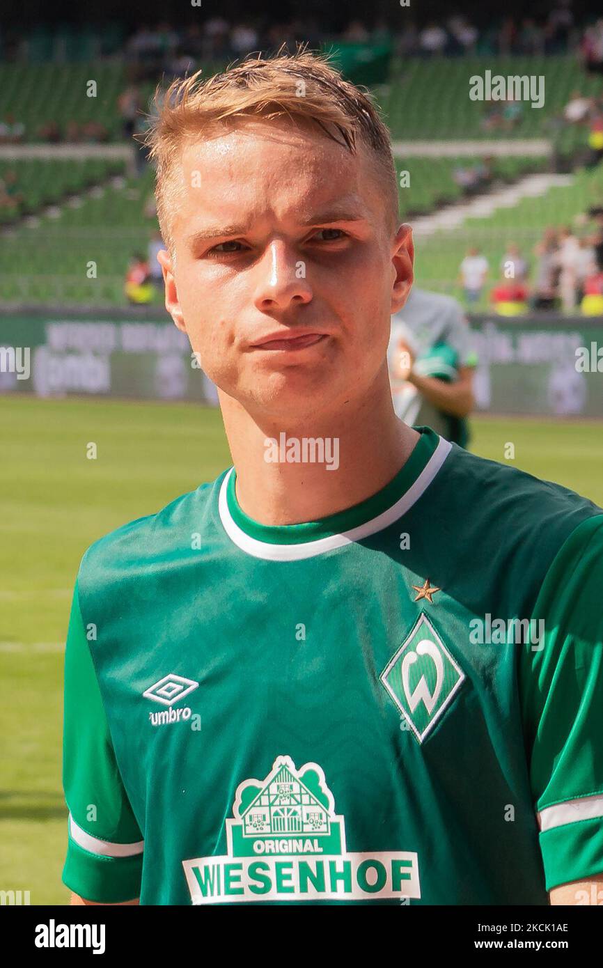 Niklas Schmidt di SV Werder Bremen si occupa della seconda partita della Bundesliga tra SV Werder Bremen e SC Paderborn a Wohninvest WESERSTADIONr il 15 agosto 2021 a Brema, in Germania. (Foto di Peter Niedung/NurPhoto) Foto Stock