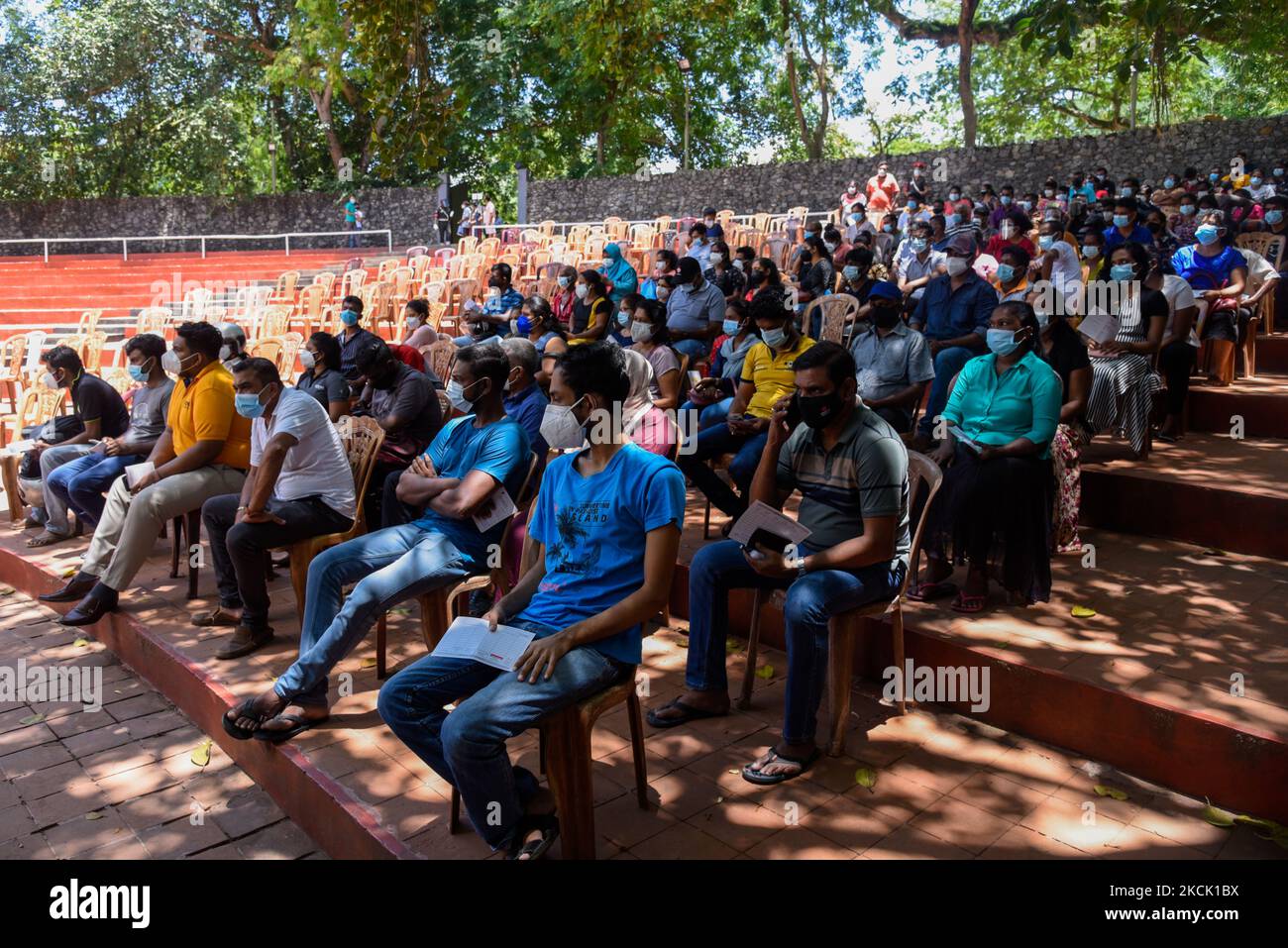 Alle persone in attesa di entrare nella seconda dose viene somministrato il vaccino Pfizer-Biotech come seconda dose nel centro di vaccinazione vicino a Colombo, Sri Lanka, il 20 agosto 2021. (Foto di Achila Jayawardana/NurPhoto) Foto Stock