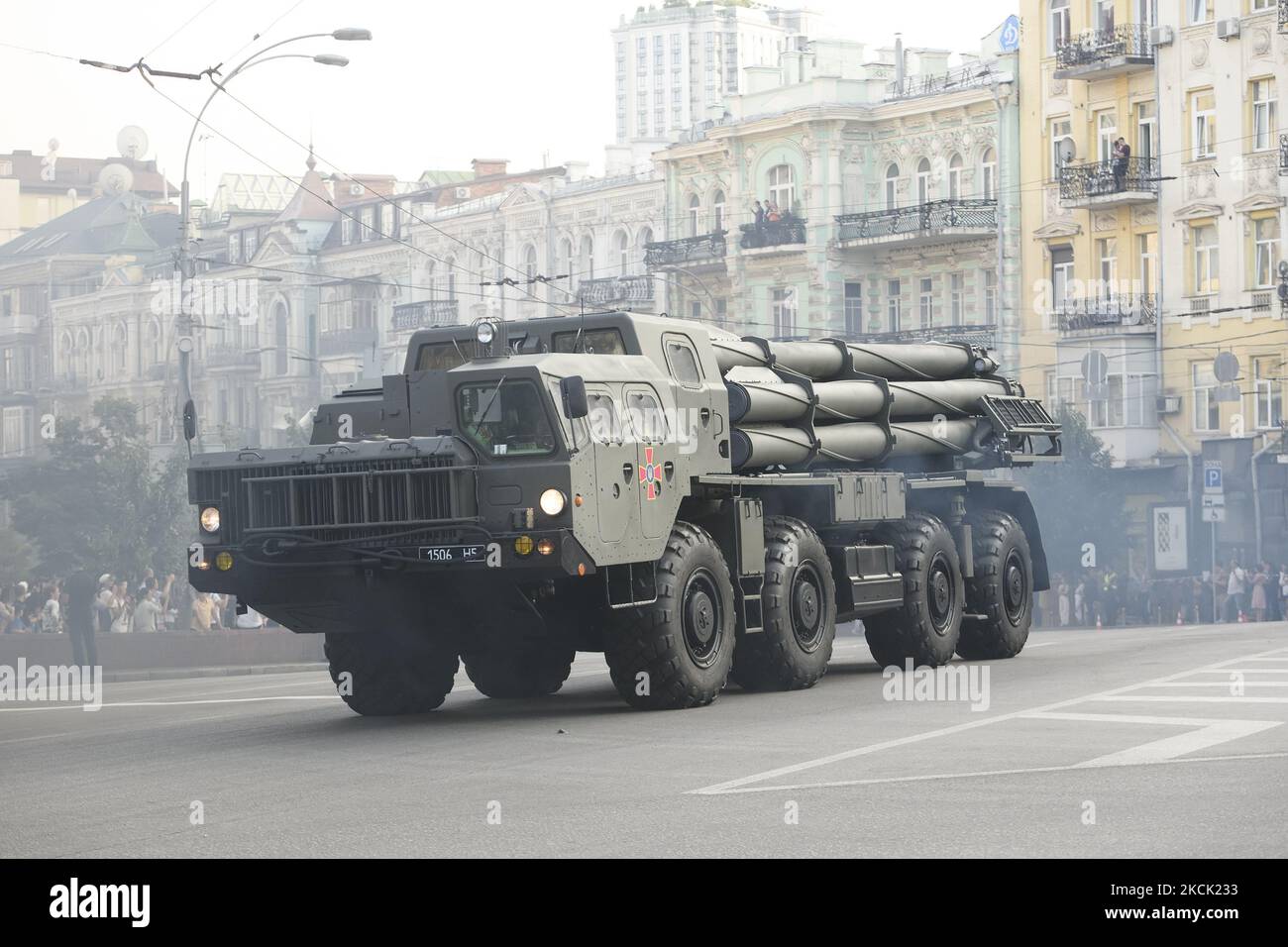 I sistemi di lancio dei missili mobili ucraini guidano durante una prova per la parata militare del giorno dell'Indipendenza nel centro di Kiev, Ucraina, 20 agosto 2021. (Foto di Maxym Marusenko/NurPhoto) Foto Stock