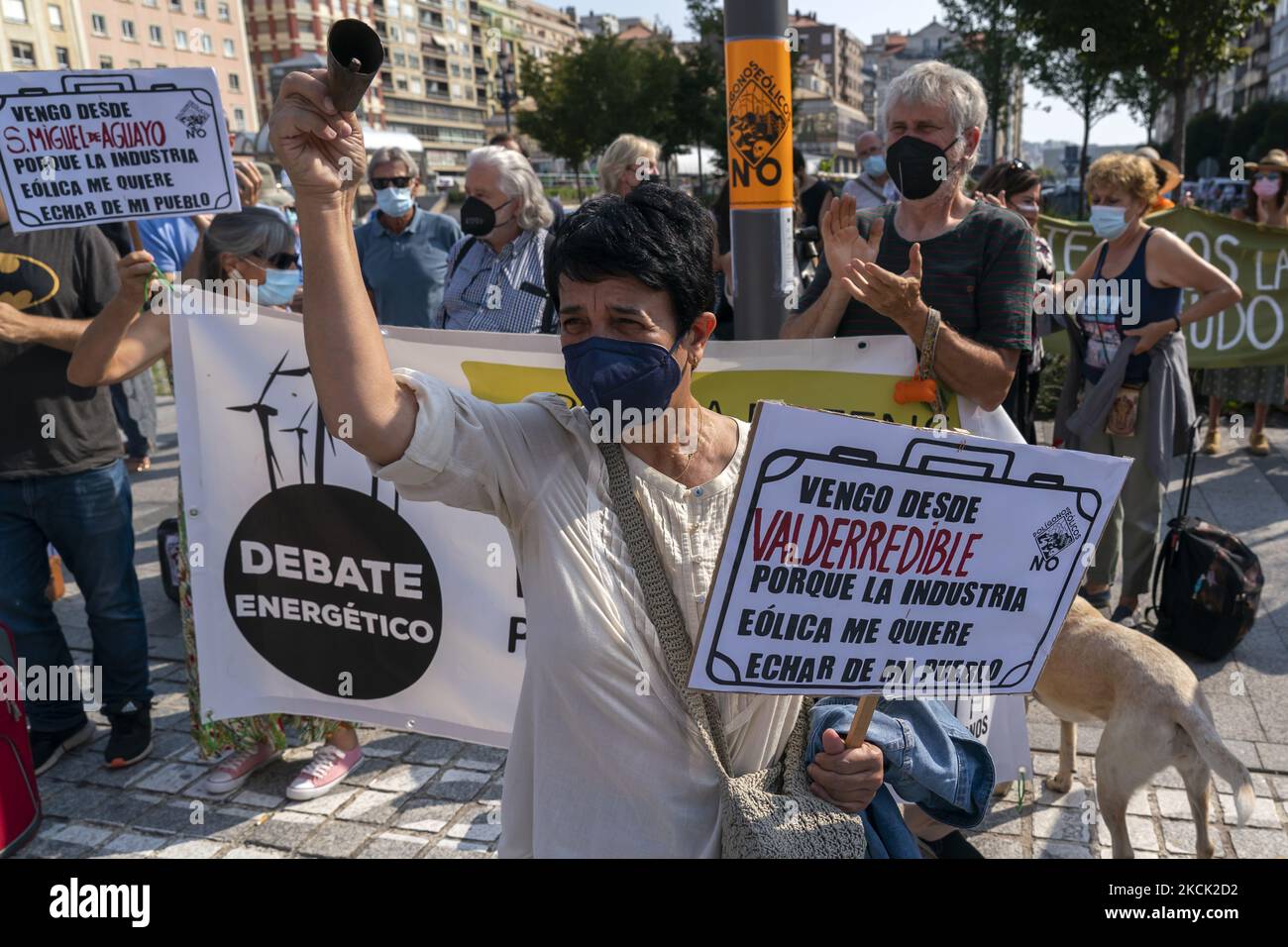 Una giovane donna con una campana e un segno con lo slogan "Io vengo da Valderedible e l'industria eolica vuole cacciarmi fuori dalla mia città" durante la marcia contro l'installazione di parchi eolici nel monte Cantabra, che correva per le strade di Santander. SANTANDER 08-21-2021 (Foto di Joaquin Gomez Sastre/NurPhoto) Foto Stock