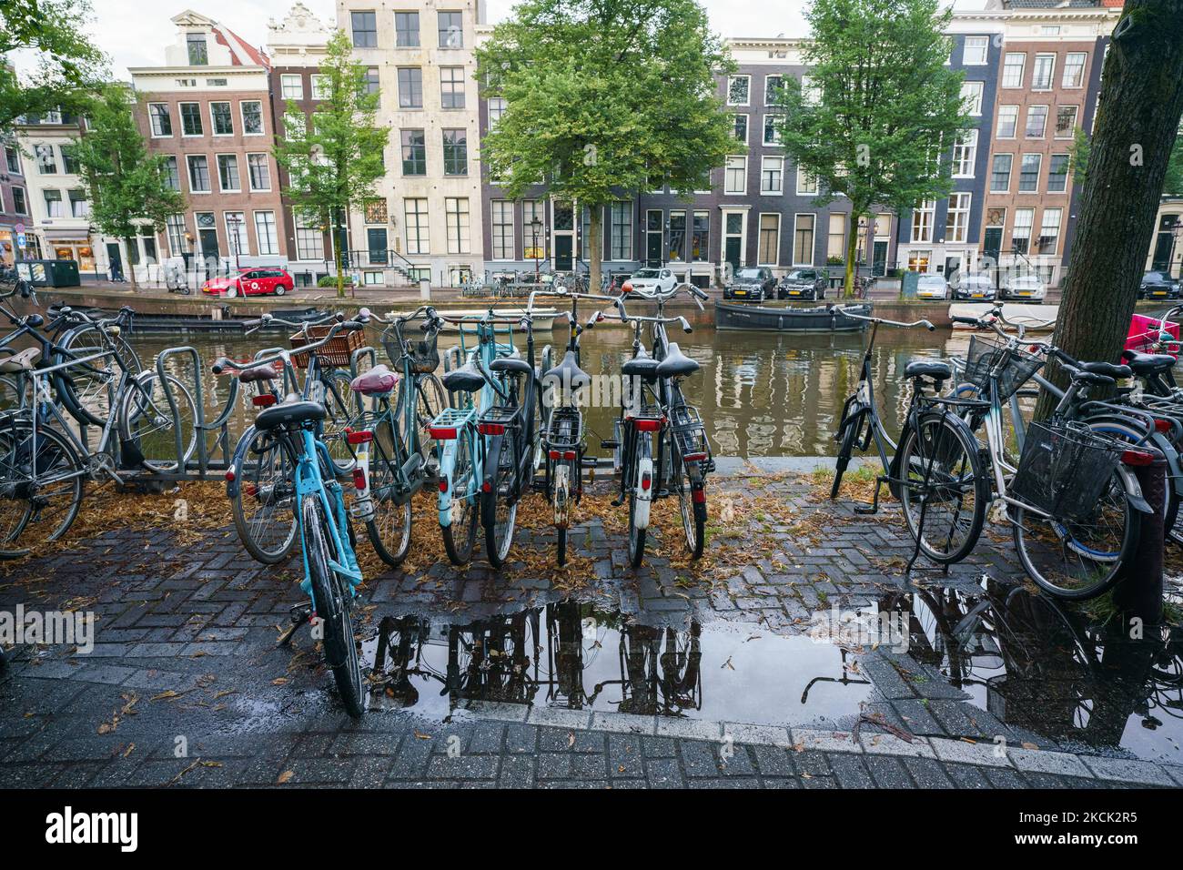 Vita quotidiana a De Negen Straatjes ad Amsterdam, Olanda il 7 agosto 2021. Il De Negen Straatjes si compone di nove strade nel centro di Amsterdam, che sono state promosse con questo nome fin dagli anni '1990s. Insieme formano un sub-quartiere all'interno del Grachtengordel con molti negozi e ristoranti, un sito patrimonio dell'umanità dell'UNESCO. (Foto di Oscar Gonzalez/NurPhoto) Foto Stock